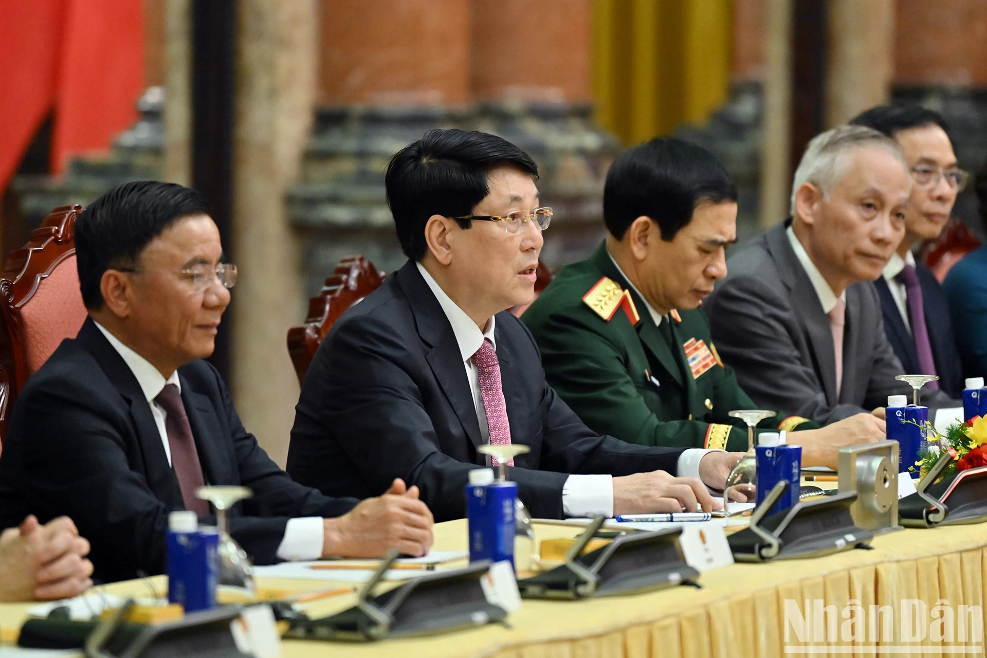 越南国家主席梁强在会谈中发表讲话。