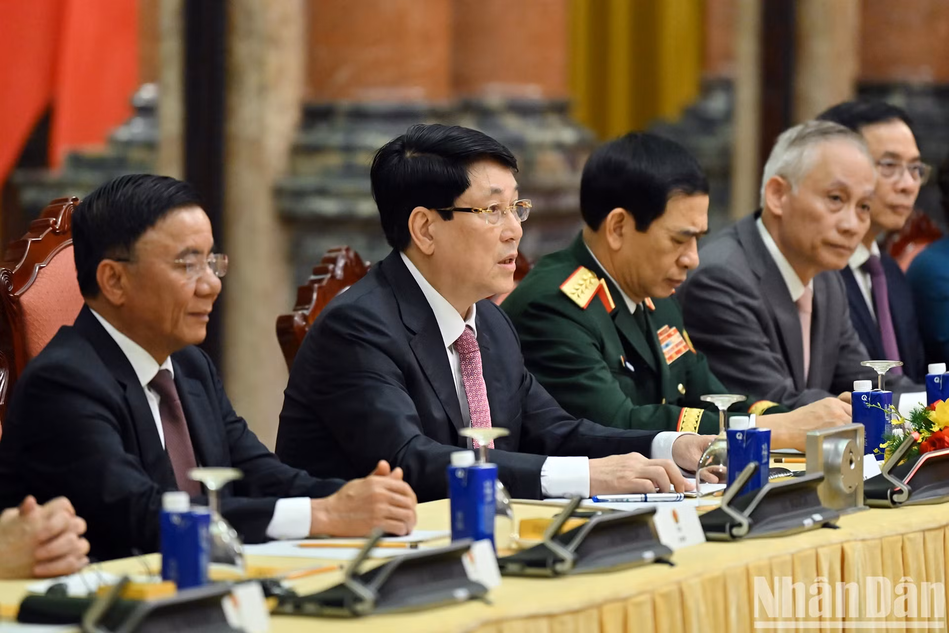 越南国家主席梁强在会谈中发表讲话。