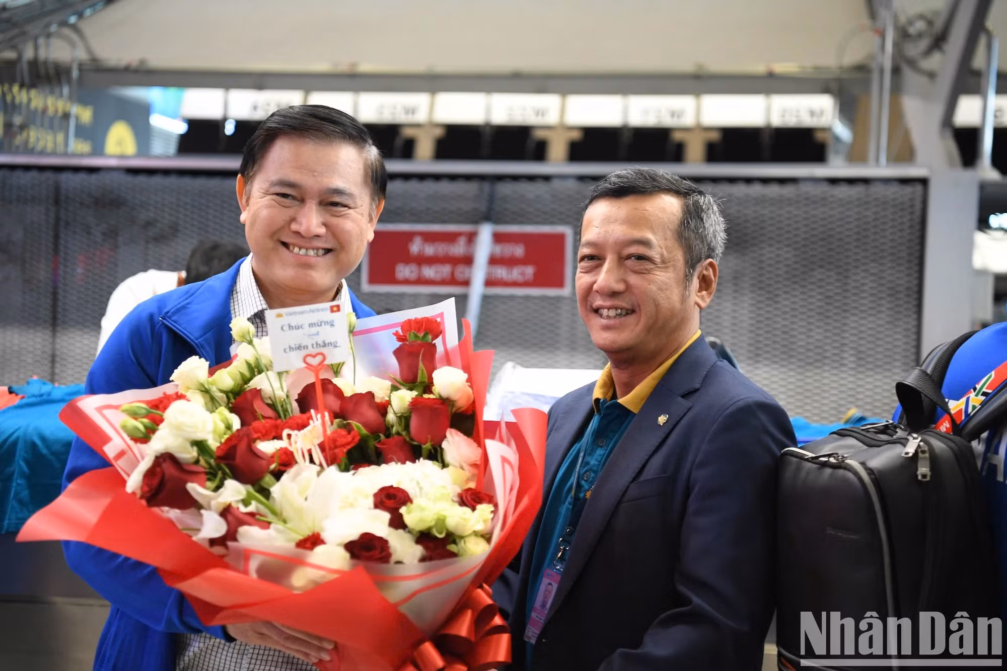越南足协副主席潘英秀接受祝贺鲜花。
