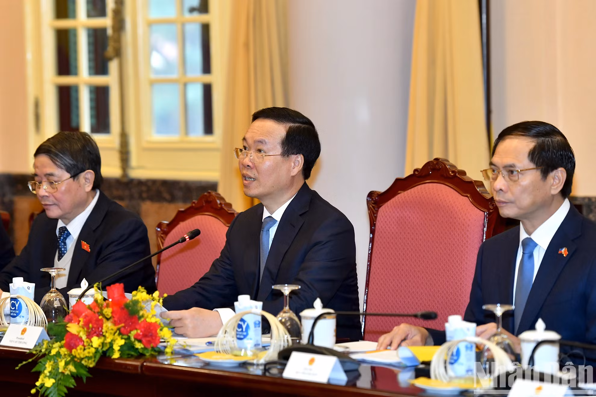 国家主席武文赏在会谈中发表讲话。