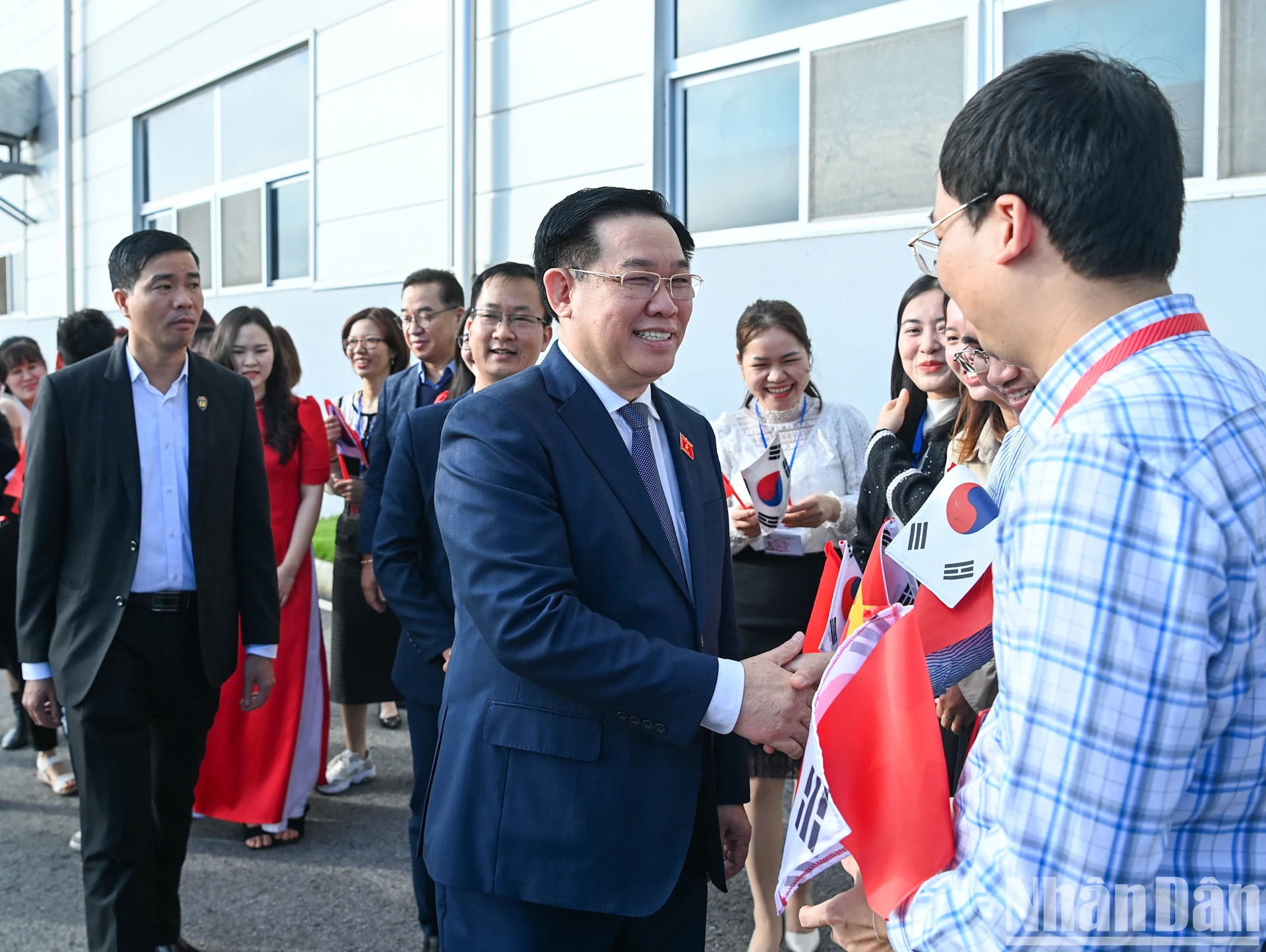 国会主席王廷惠和太平Ohsung Vina公司工人。 国会主席王廷惠和太平Ohsung Vina公司工人。