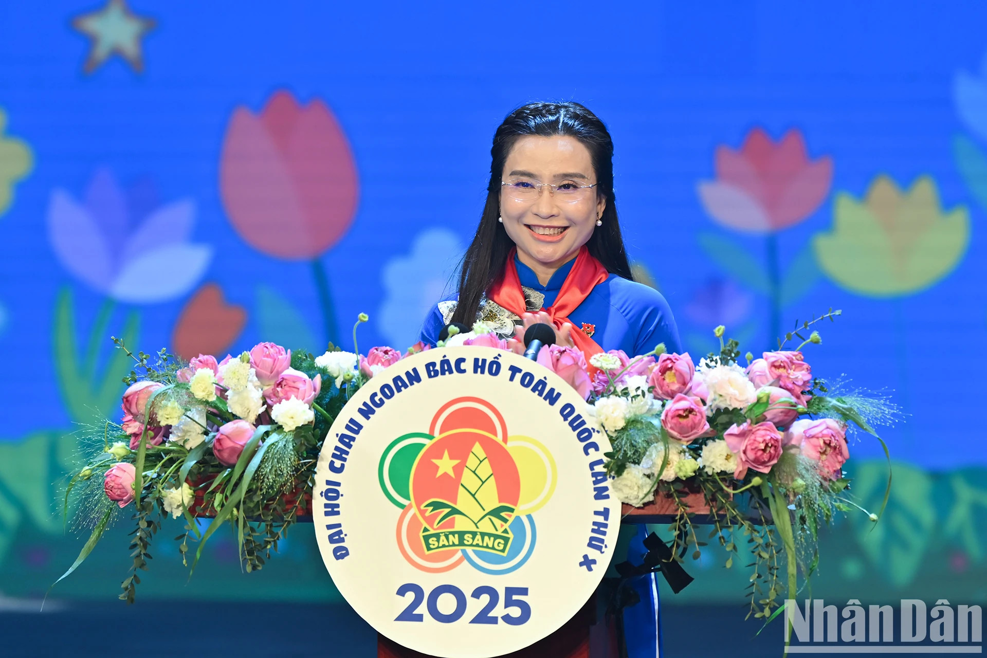 中央少先队委员会主席阮范维壮在表彰大会上发表讲话。