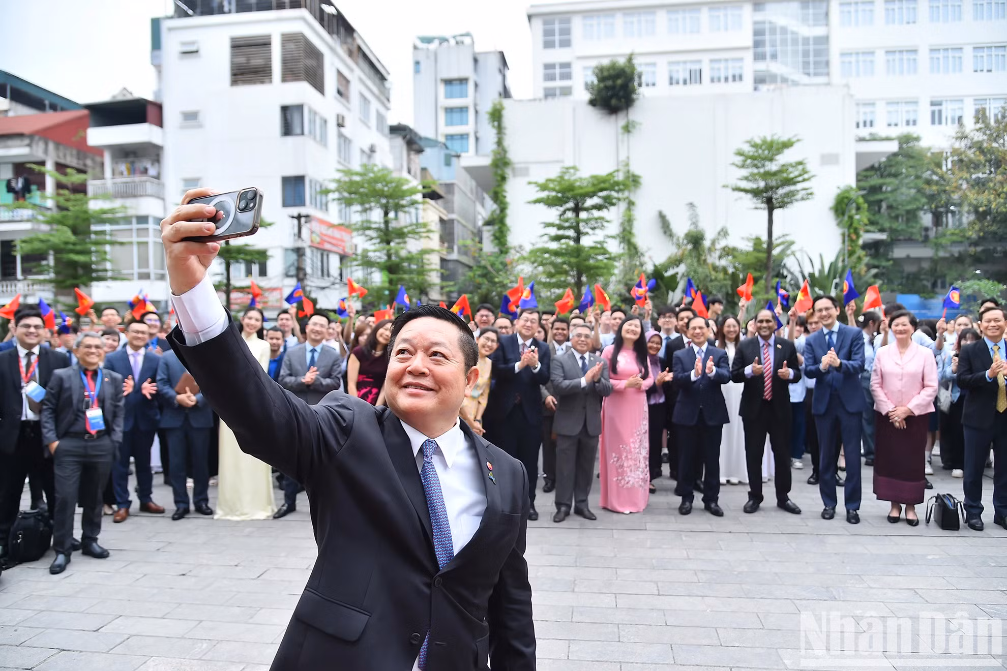 东盟秘书长高金华同与会代表合影。