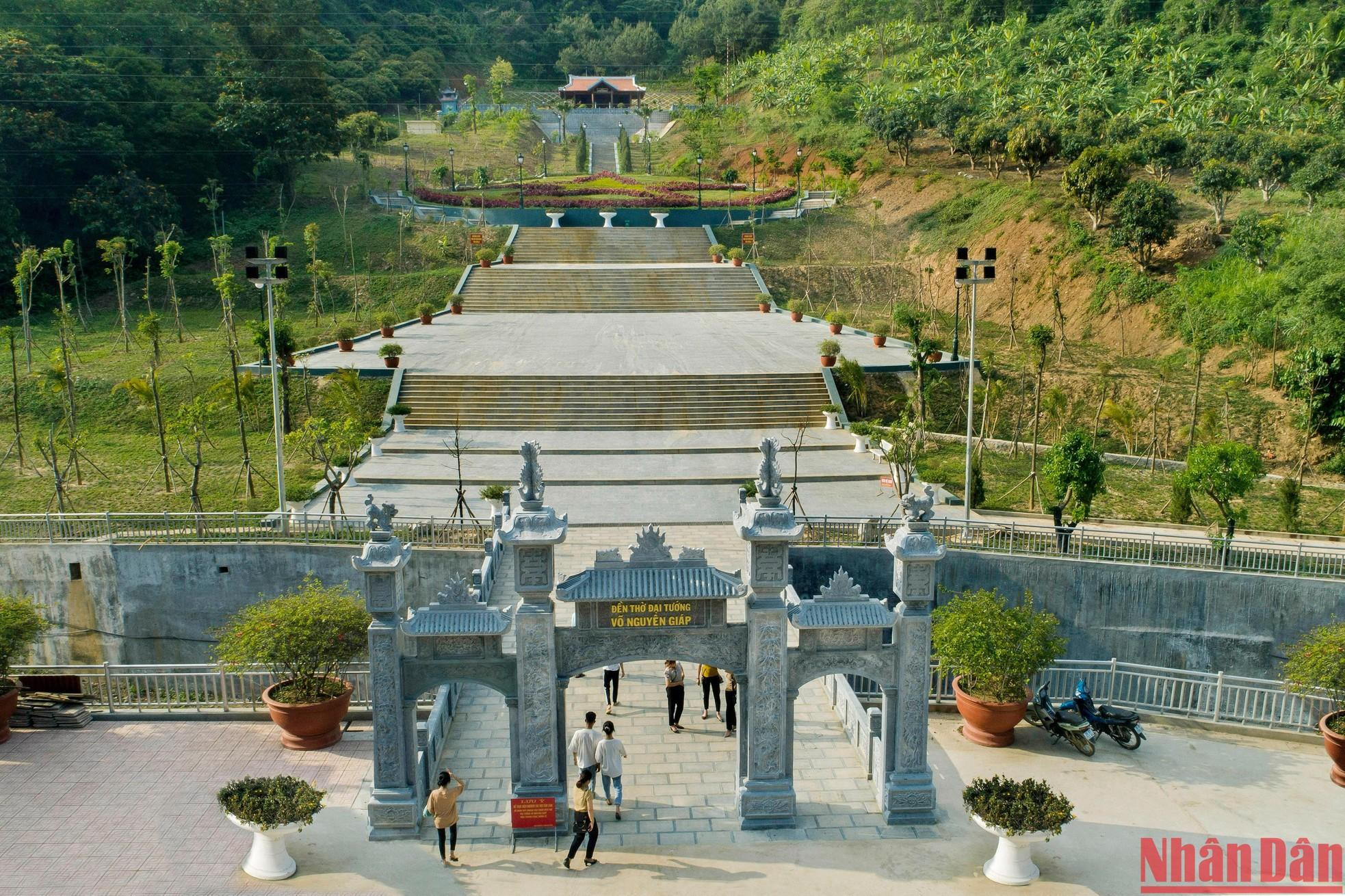 从高处俯瞰武元甲大将庙。 从高处俯瞰武元甲大将庙。