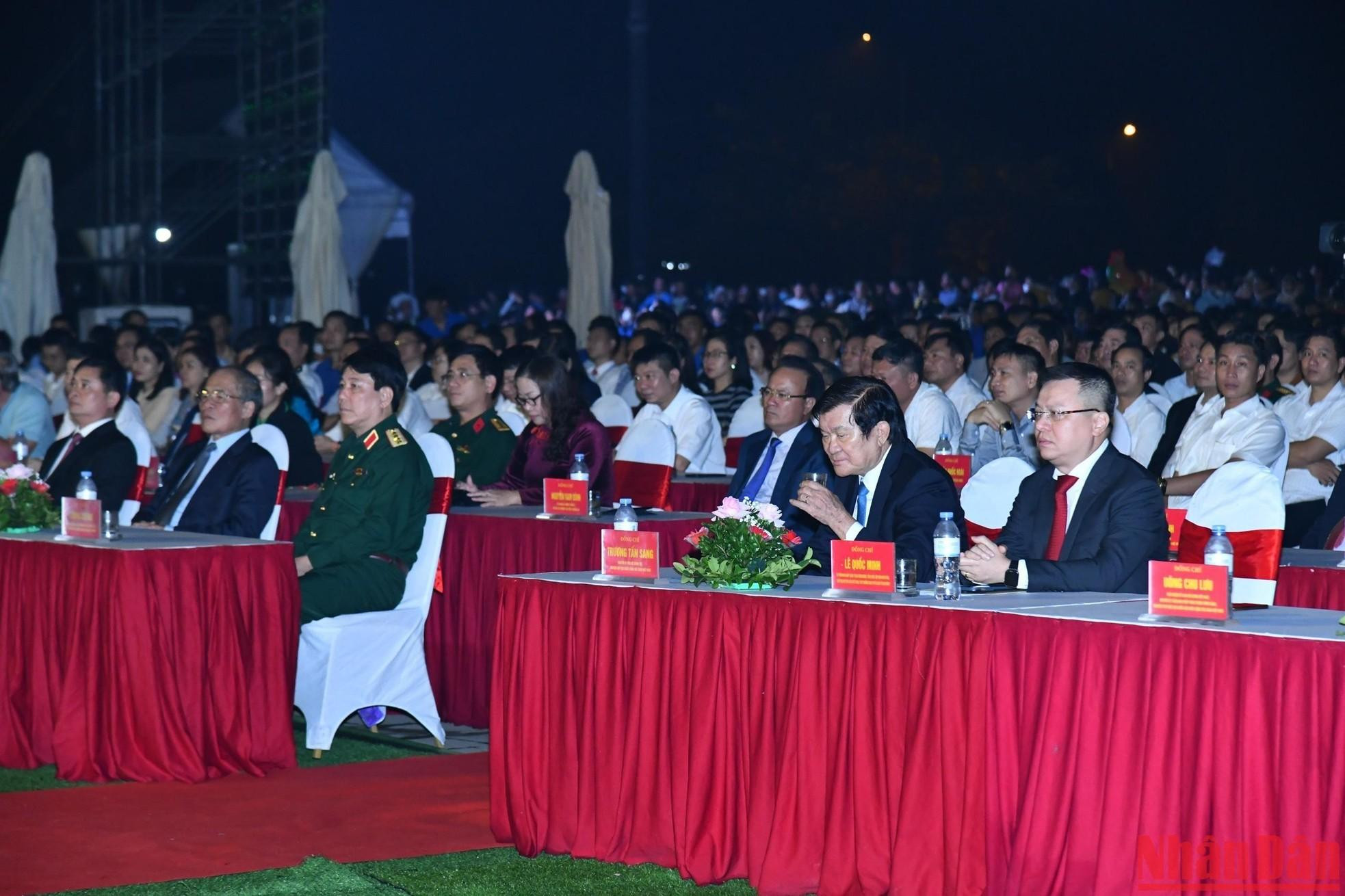 出席文艺晚会的各位代表。 出席文艺晚会的各位代表。