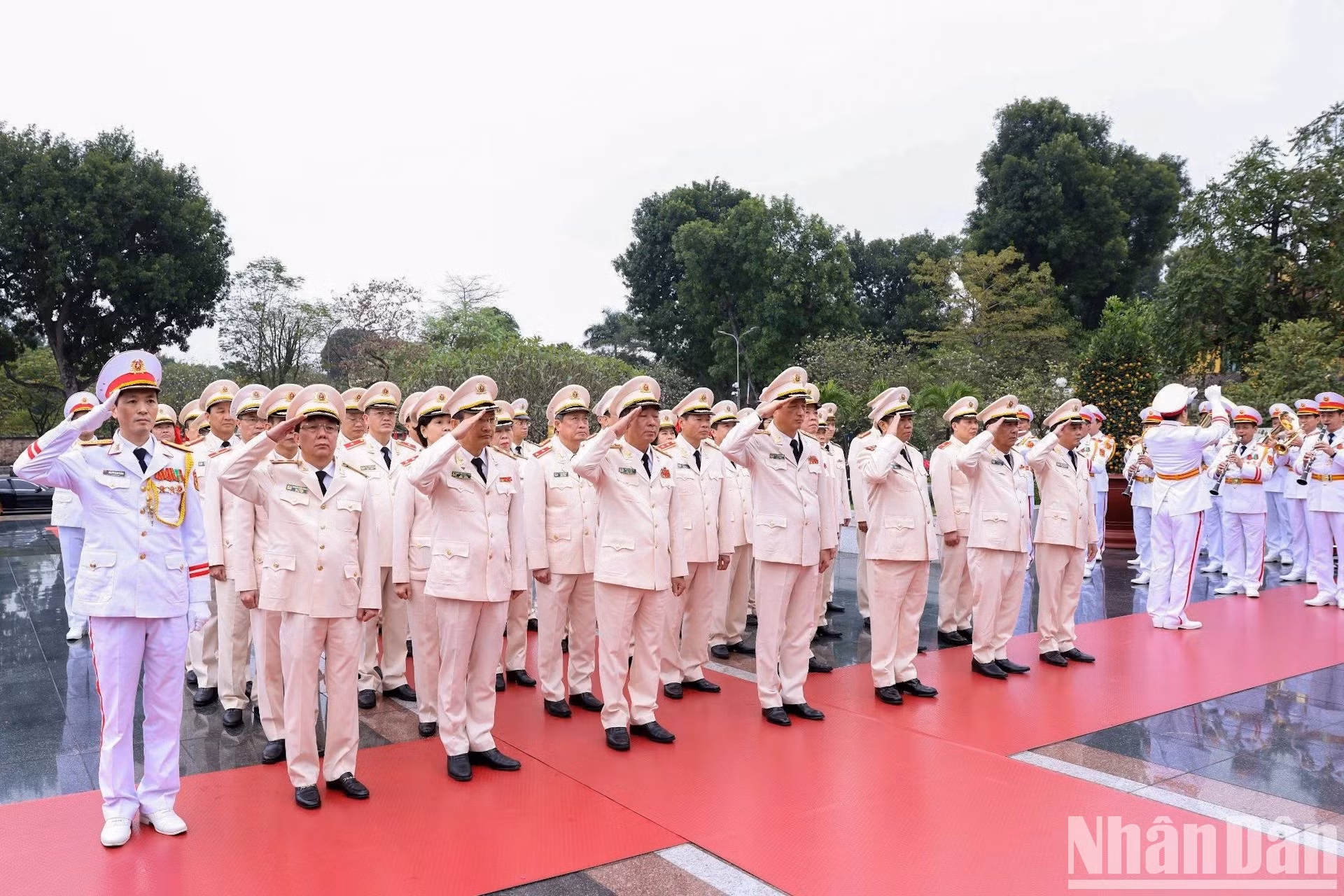 越共中央军委—公安部代表团缅怀胡志明主席。