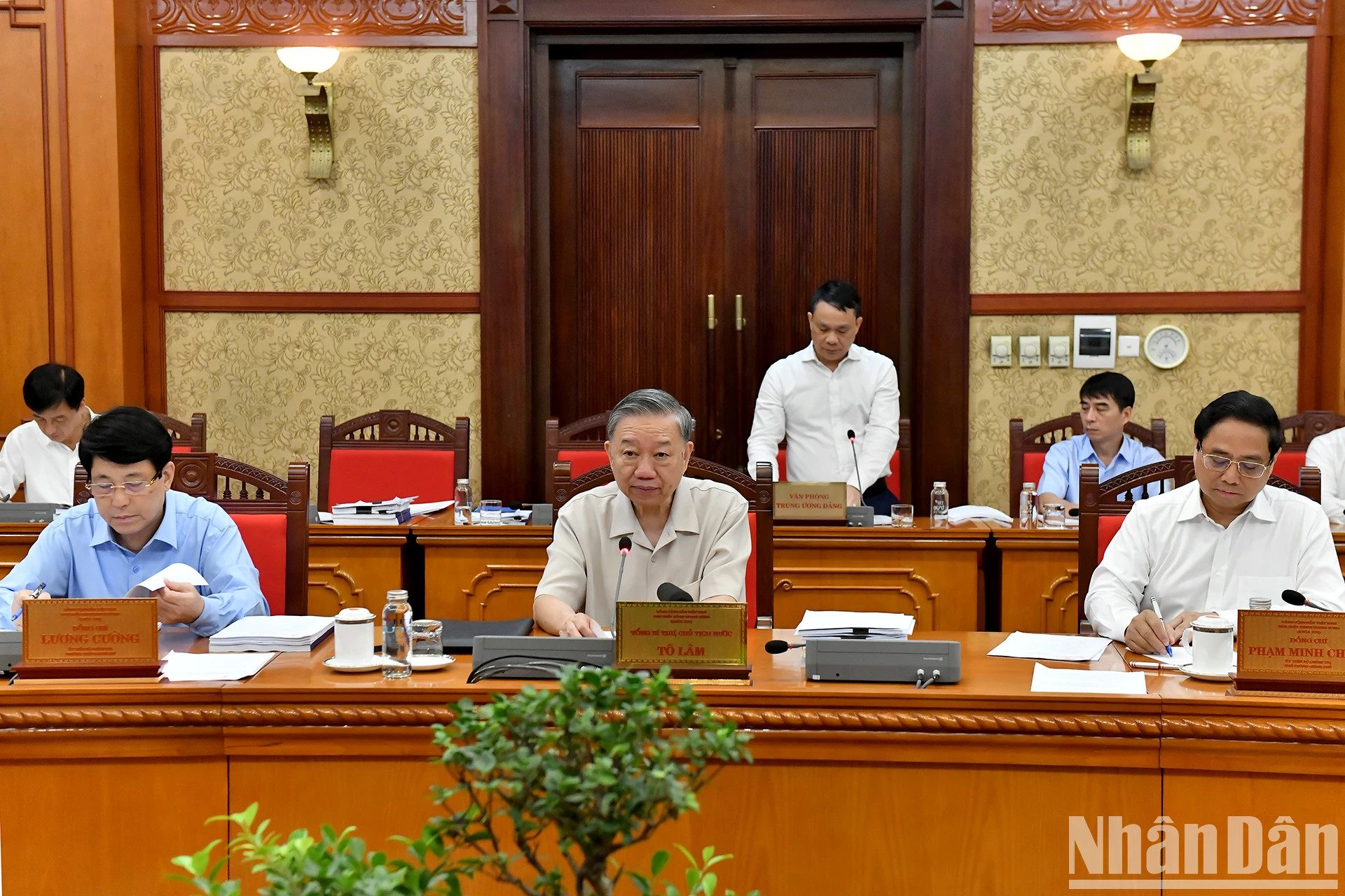 党、国家领导人出席会议。