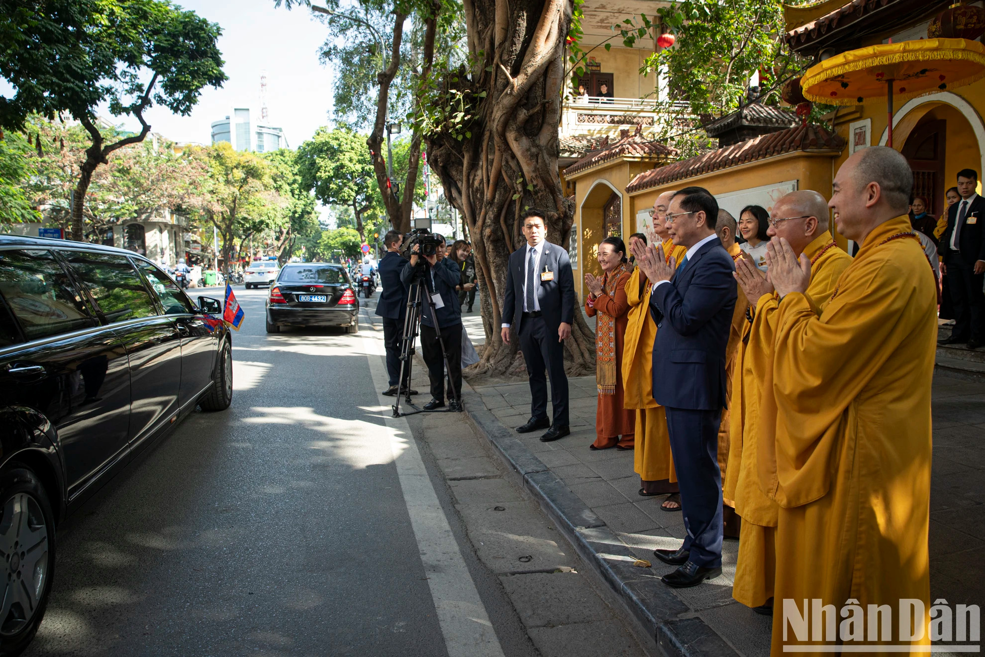 各位代表和馆使寺各位神职人员、僧侣、尼姑和佛教徒欢送柬埔寨国王。 各位代表和馆使寺各位神职人员、僧侣、尼姑和佛教徒欢送柬埔寨国王。