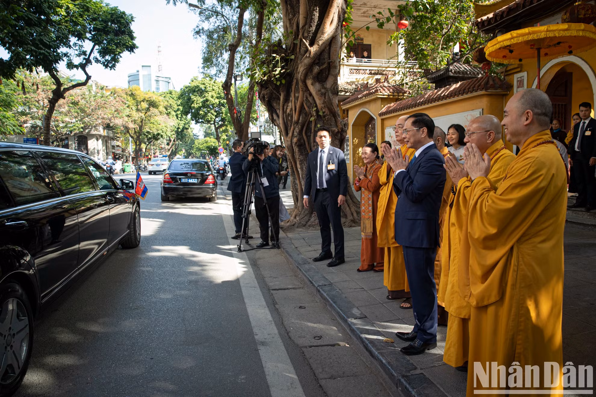 各位代表和馆使寺各位神职人员、僧侣、尼姑和佛教徒欢送柬埔寨国王。