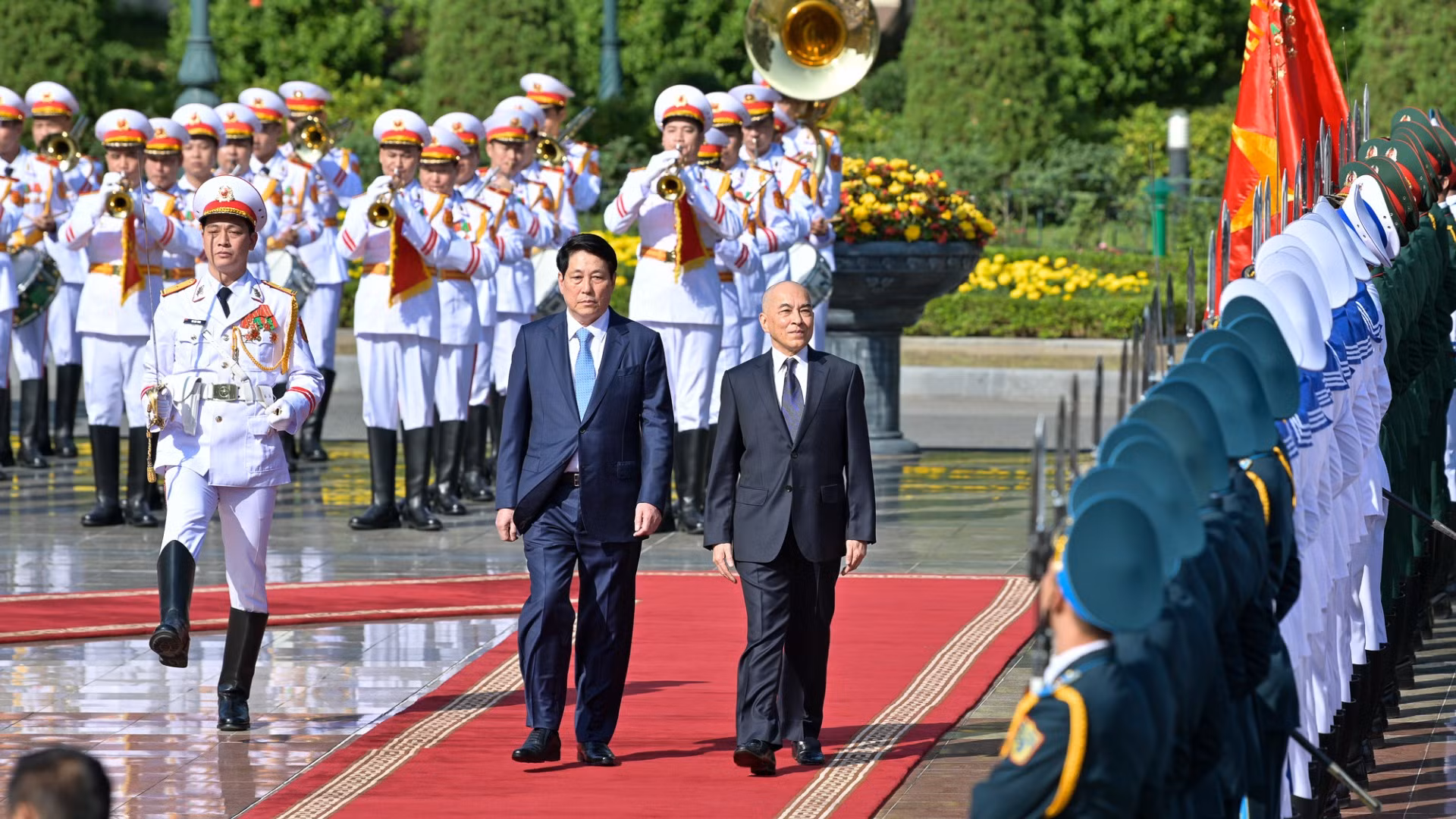 越南国家主席梁强为柬埔寨国王诺罗敦·西哈莫尼举行隆重欢迎仪式【组图】