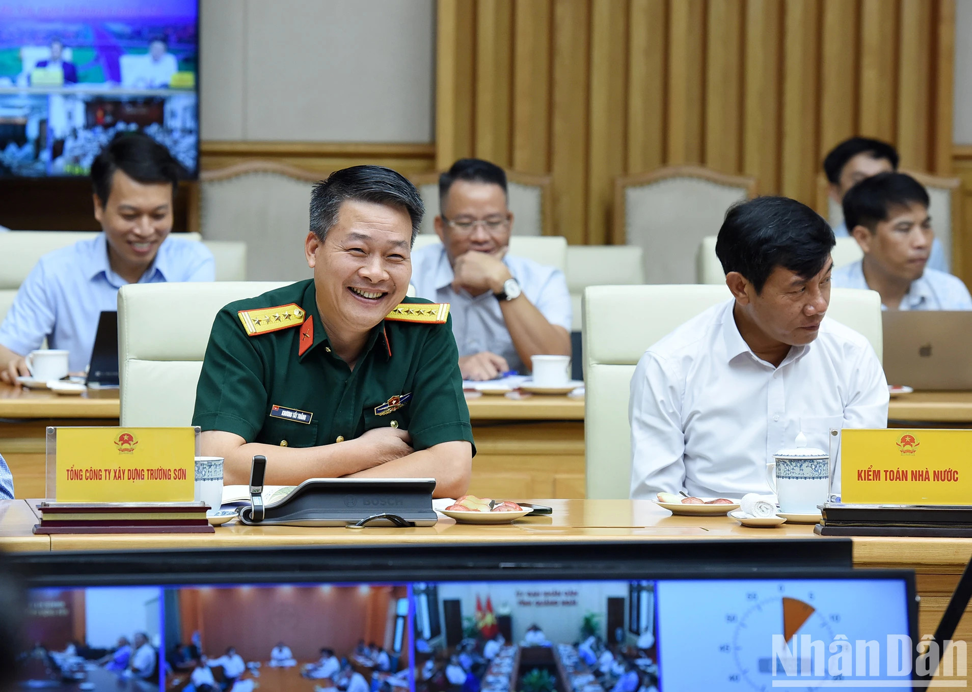 长山建设总公司代表发表讲话。 长山建设总公司代表发表讲话。