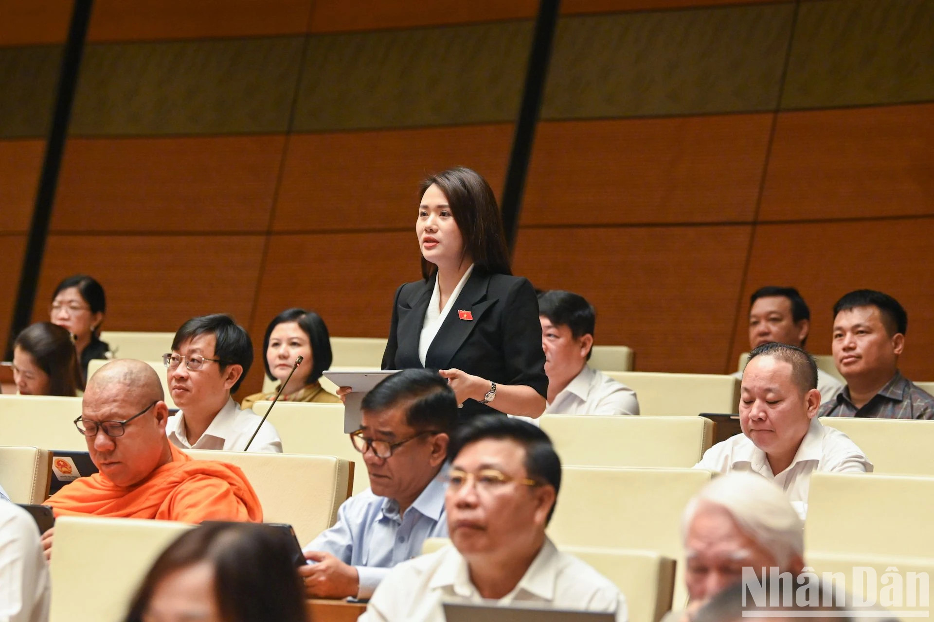 河江省国会代表王氏香发表讨论意见。 河江省国会代表王氏香发表讨论意见。