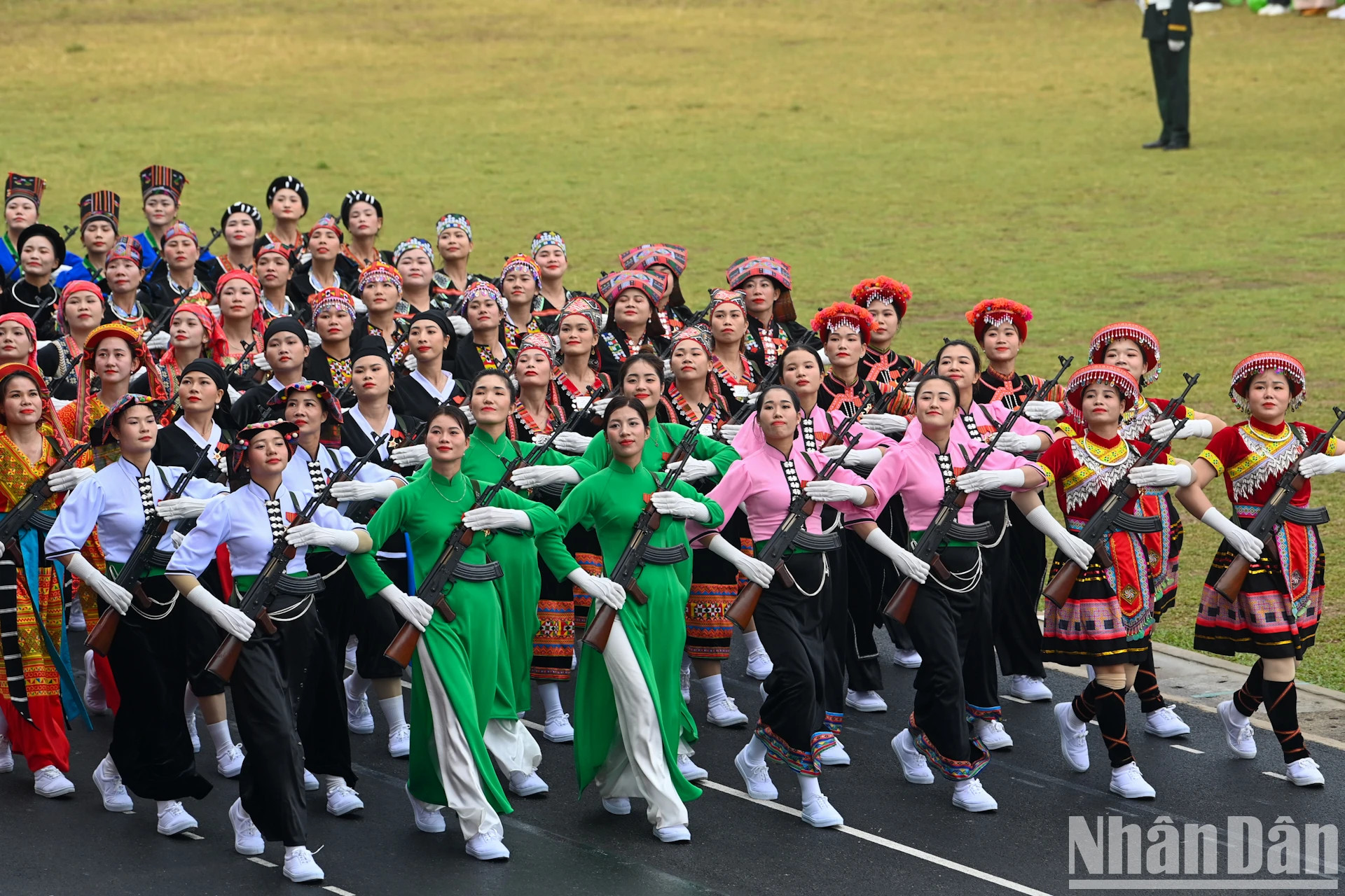 西北地区各民族女民兵。 西北地区各民族女民兵。
