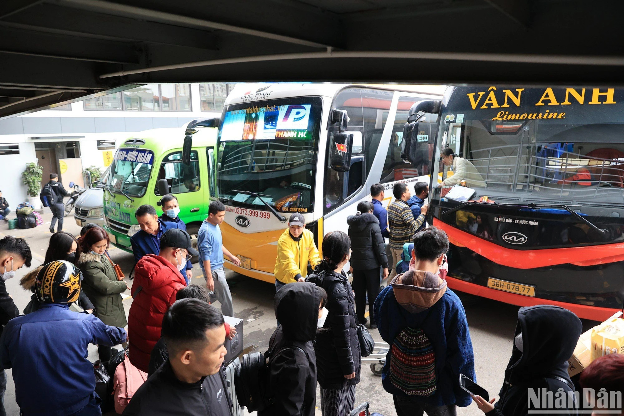 许多人乘车回家过年。