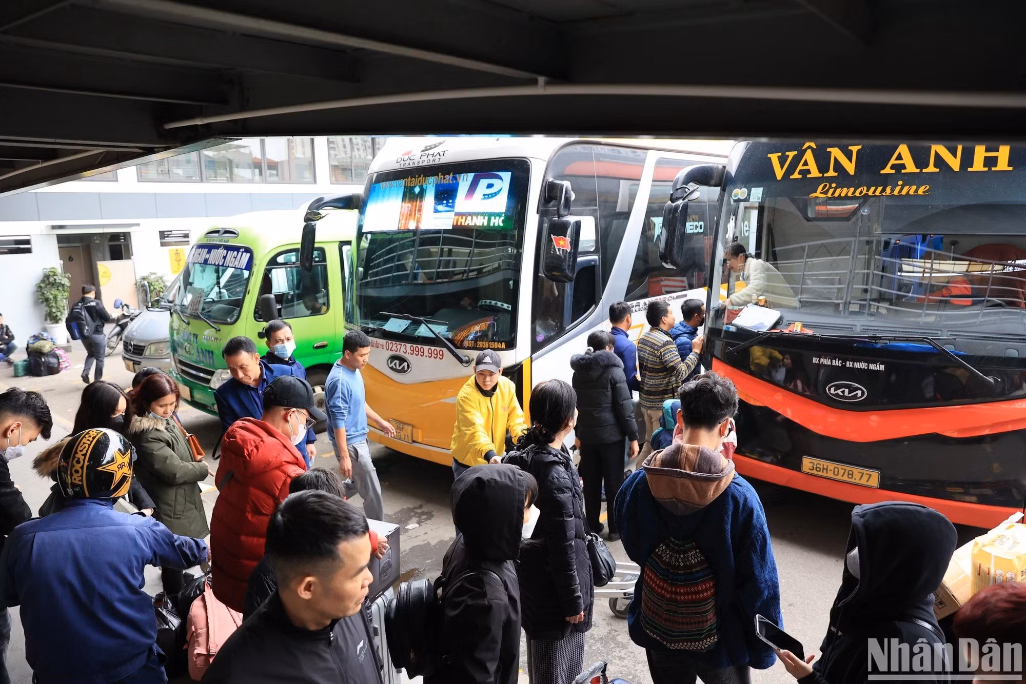 许多人乘车回家过年。