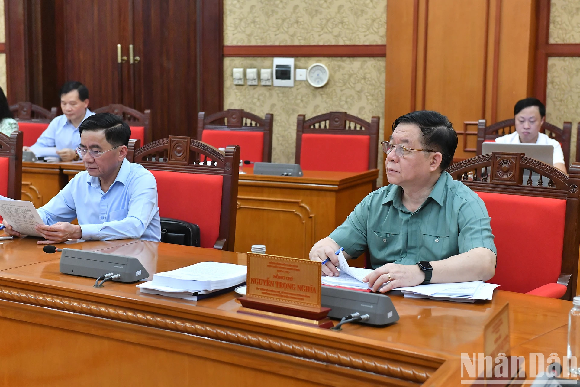 党、国家领导人出席会议。