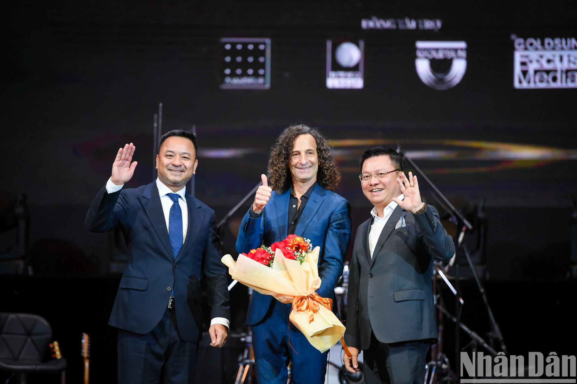 美国萨克斯管演奏家肯尼·基、越南《人民报》社总编辑黎国明和越南IB集团董事长阮陲阳。 美国萨克斯管演奏家肯尼·基、越南《人民报》社总编辑黎国明和越南IB集团董事长阮陲阳。