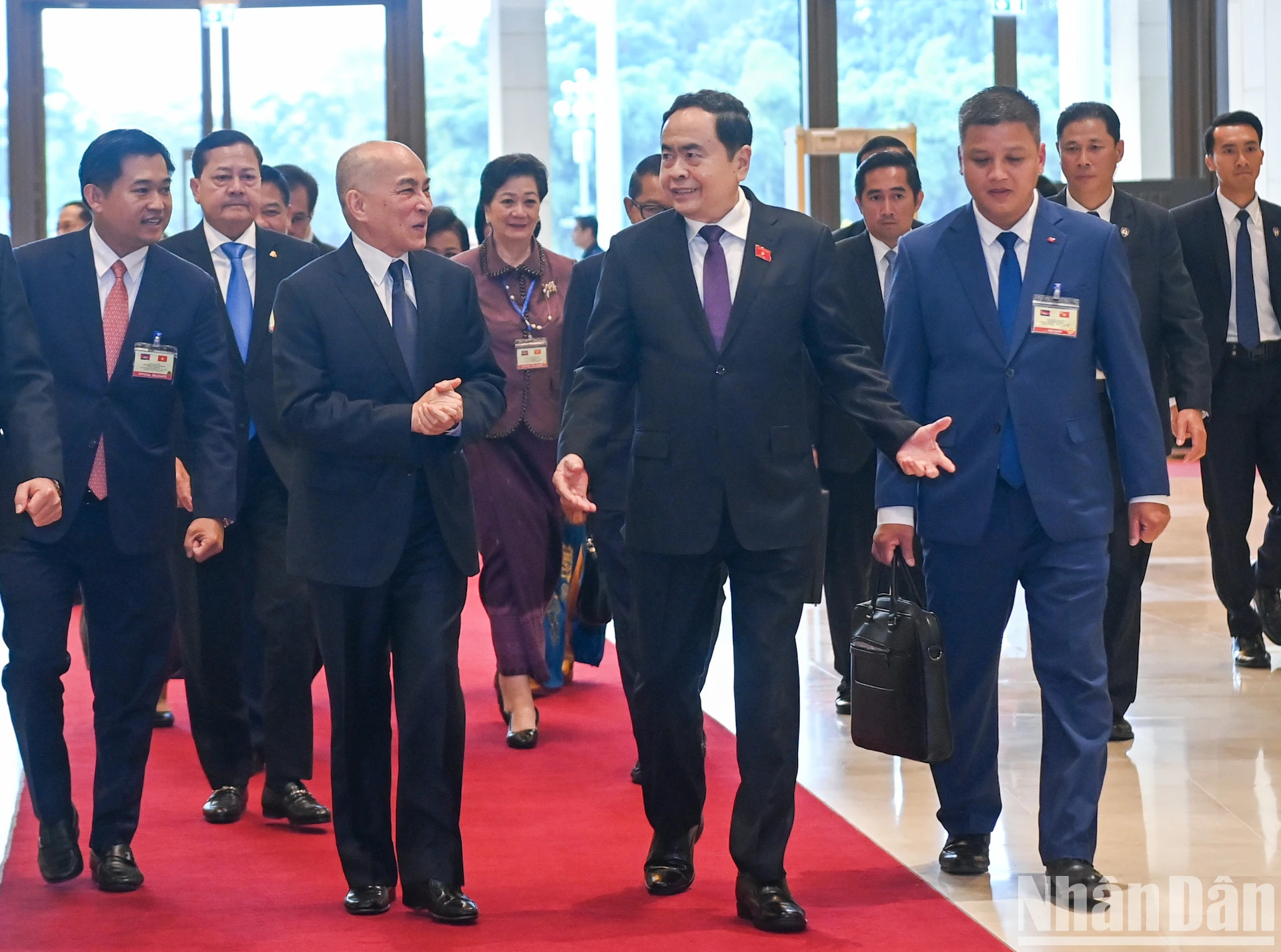 越南国会主席陈青敏欢迎柬埔寨国王诺罗敦·西哈莫尼访越。 越南国会主席陈青敏欢迎柬埔寨国王诺罗敦·西哈莫尼访越。