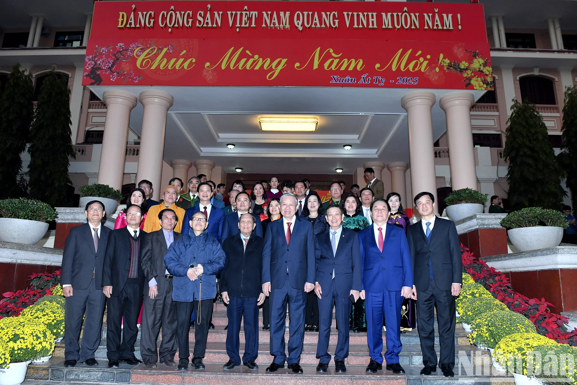 苏林总书记和北宁省各位代表合影。 苏林总书记和北宁省各位代表合影。