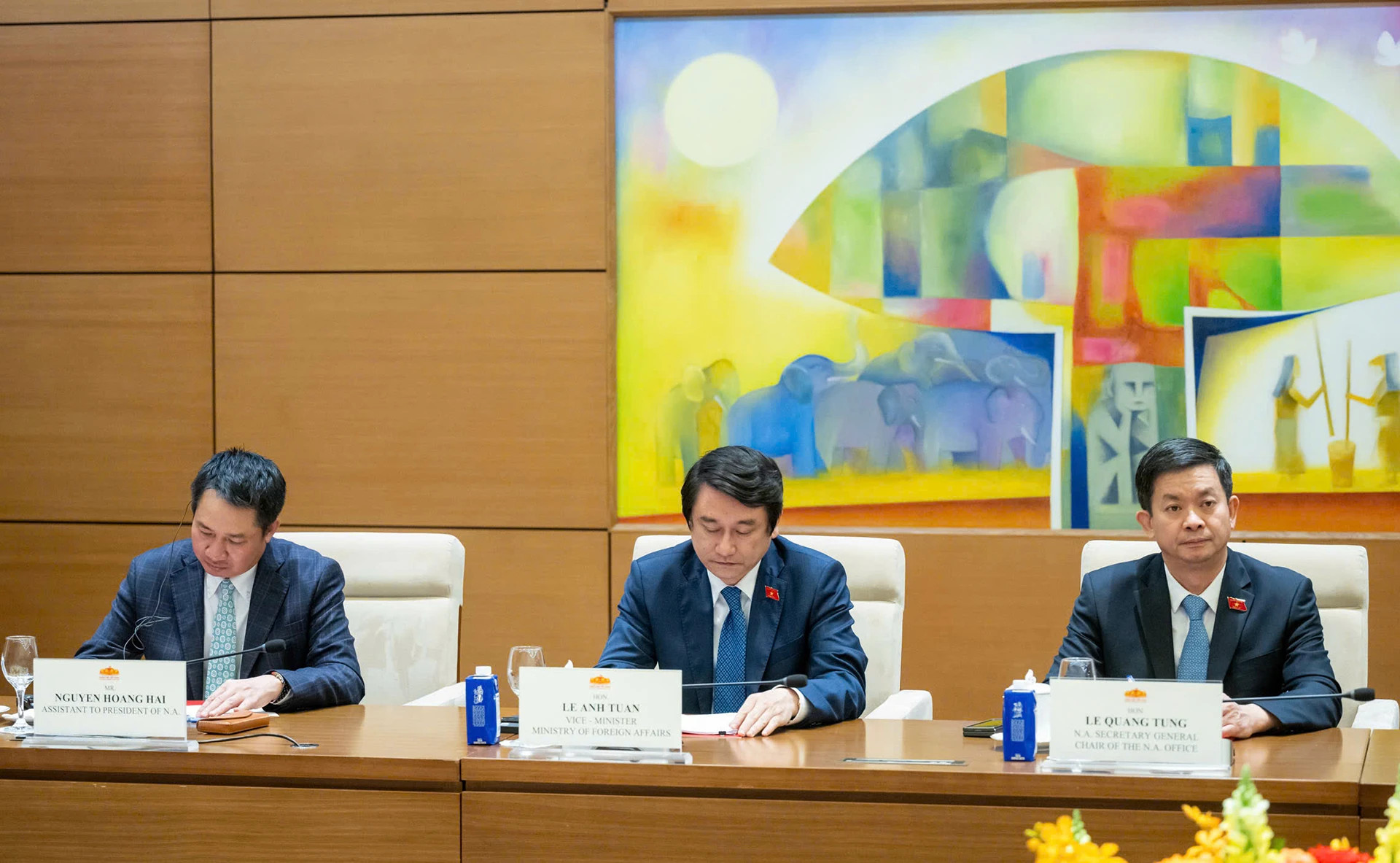 出席会见的越南代表团。