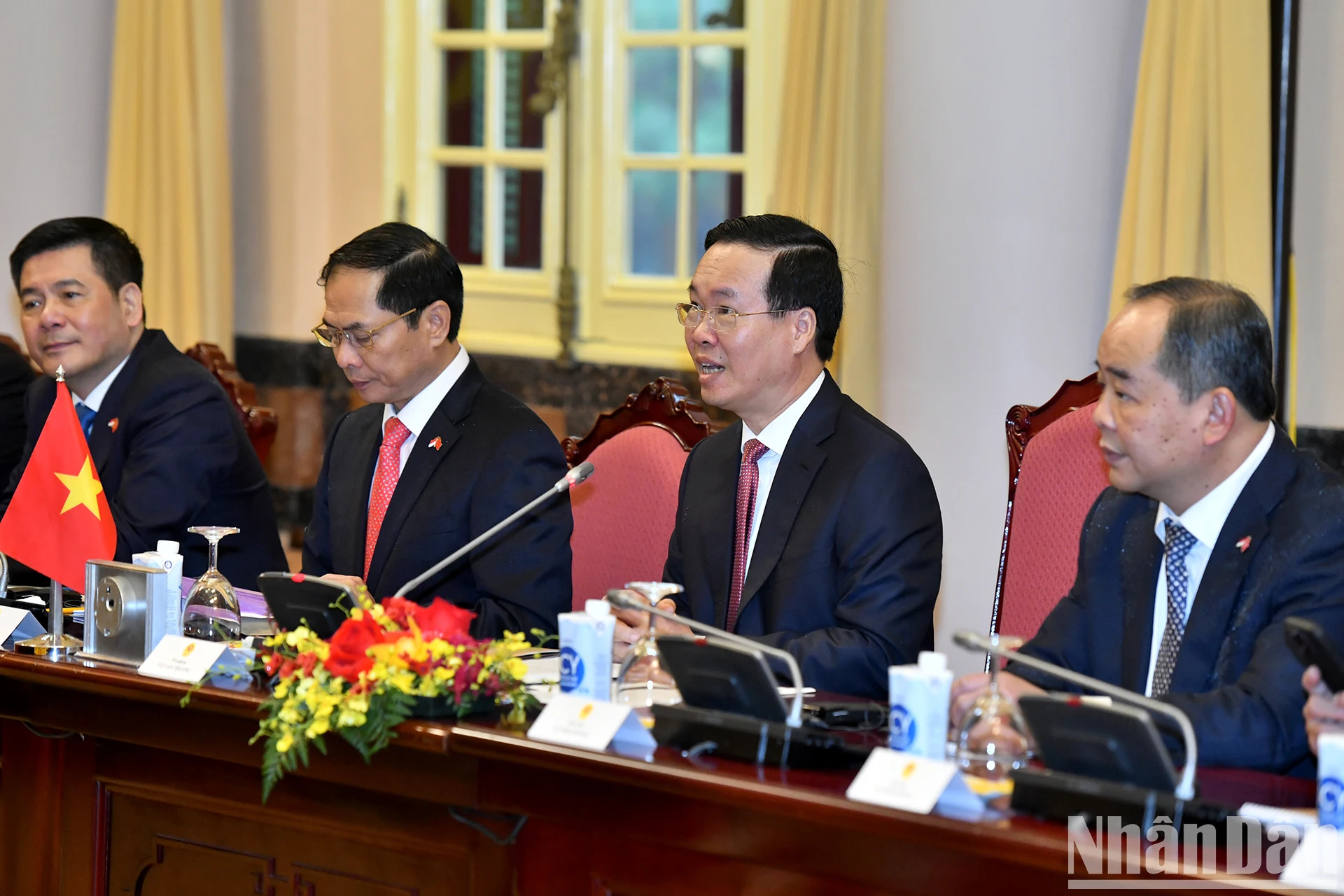 国家主席武文赏在会谈中发表讲话。