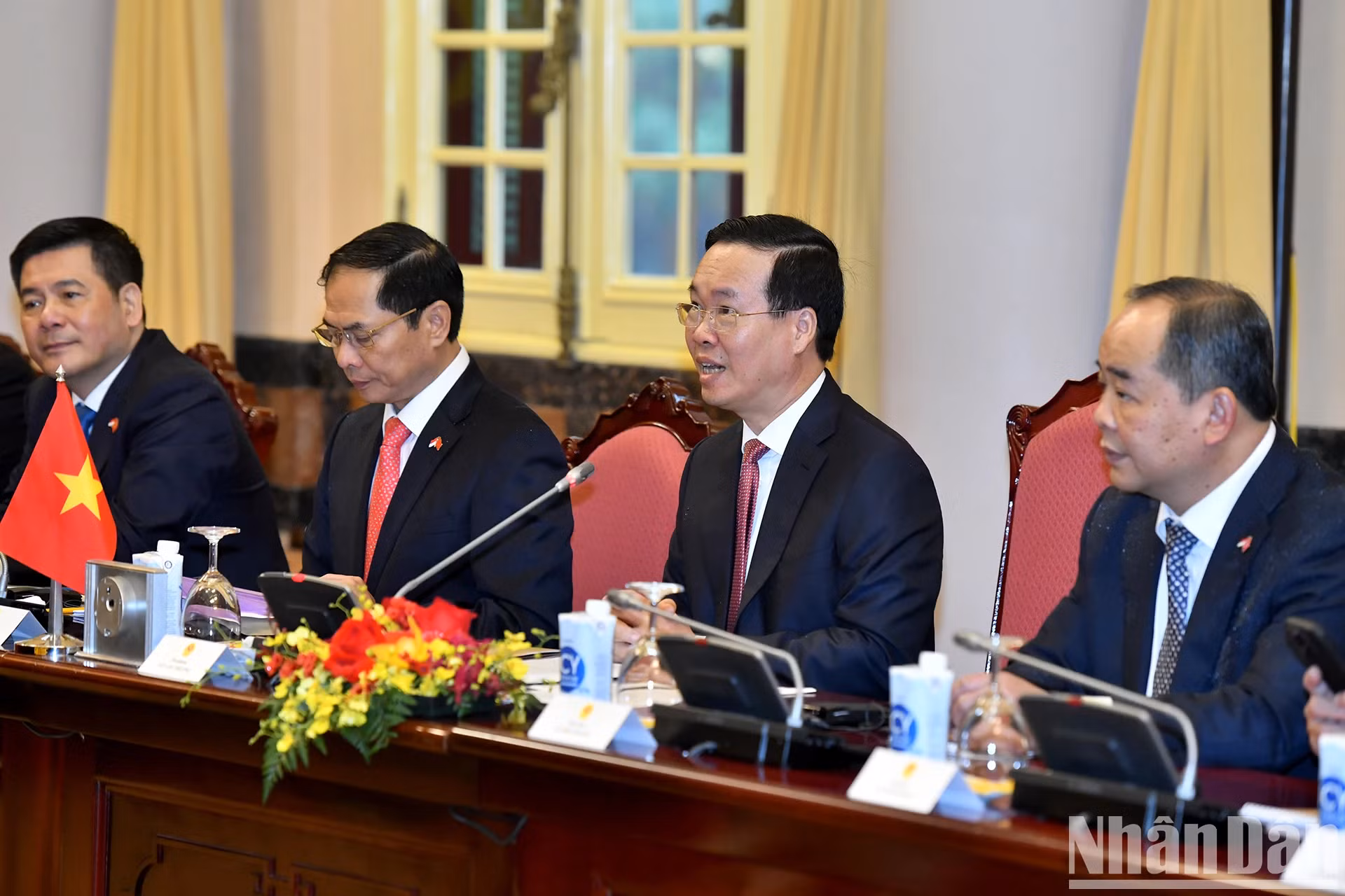 国家主席武文赏在会谈中发表讲话。