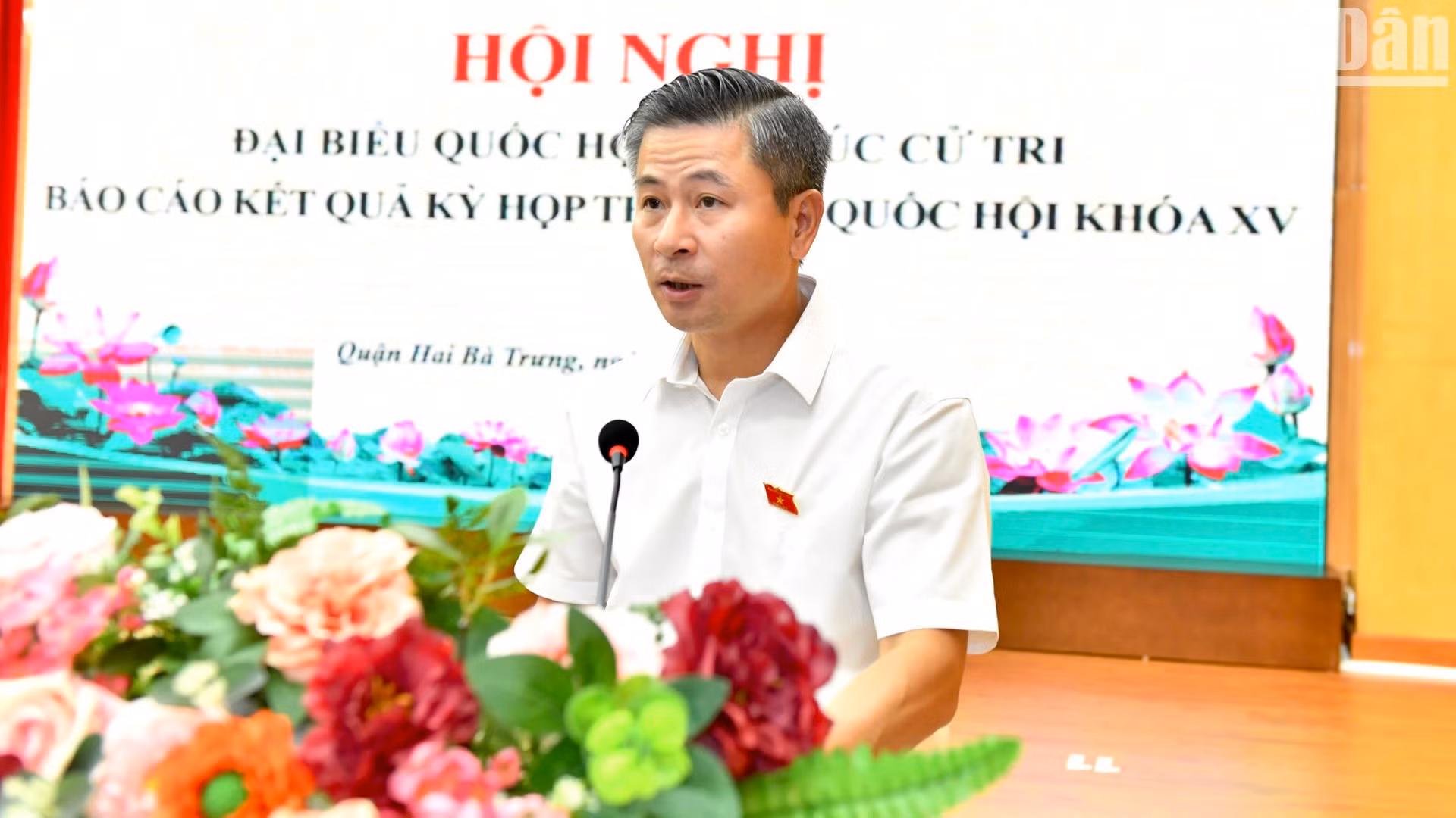国会代表阮非常作有关吸收选民意见的报告。