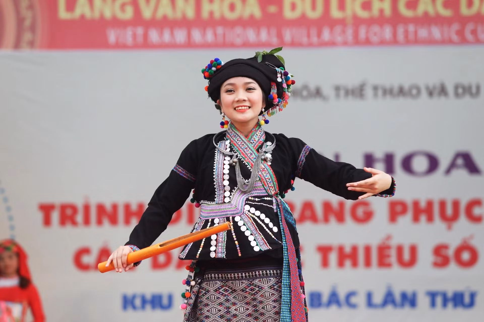 佬族妇女。（本报记者 呌明 摄）