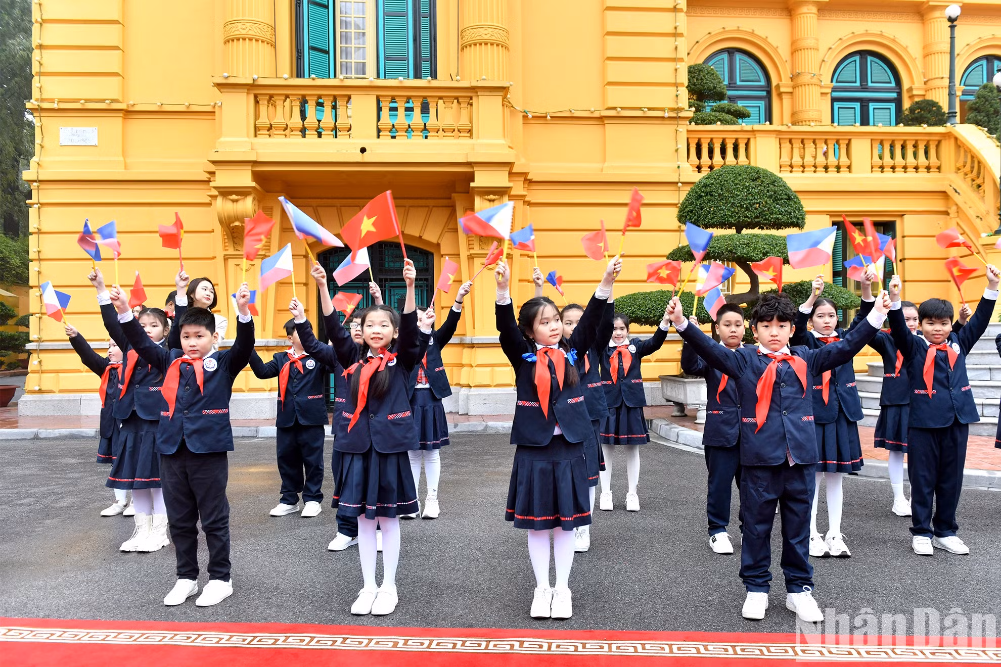 儿童们欢迎菲律宾总统费迪南德·罗慕尔德兹·马科斯访越。