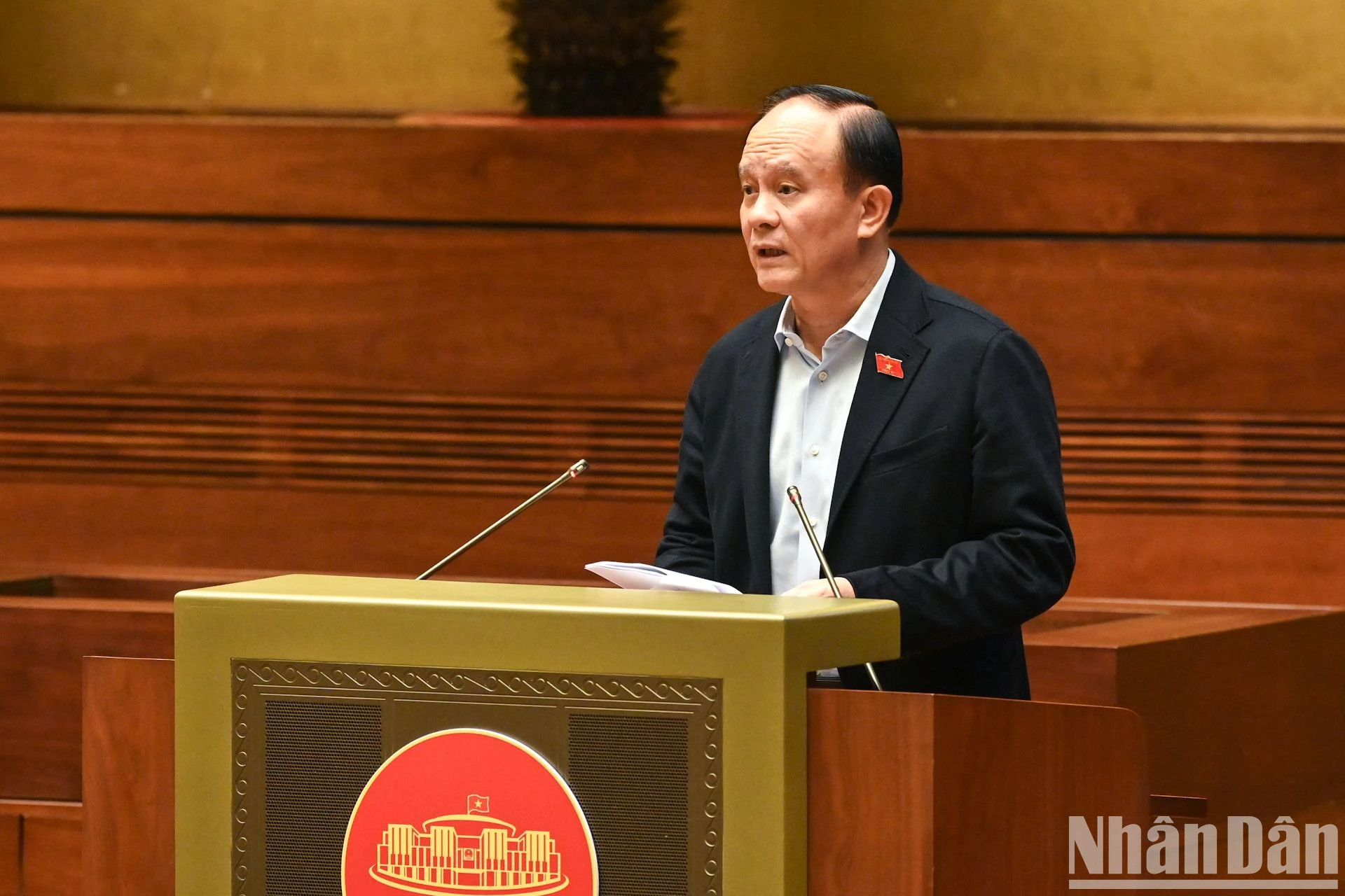 河内市人民议会主席阮玉俊作报告。 河内市人民议会主席阮玉俊作报告。