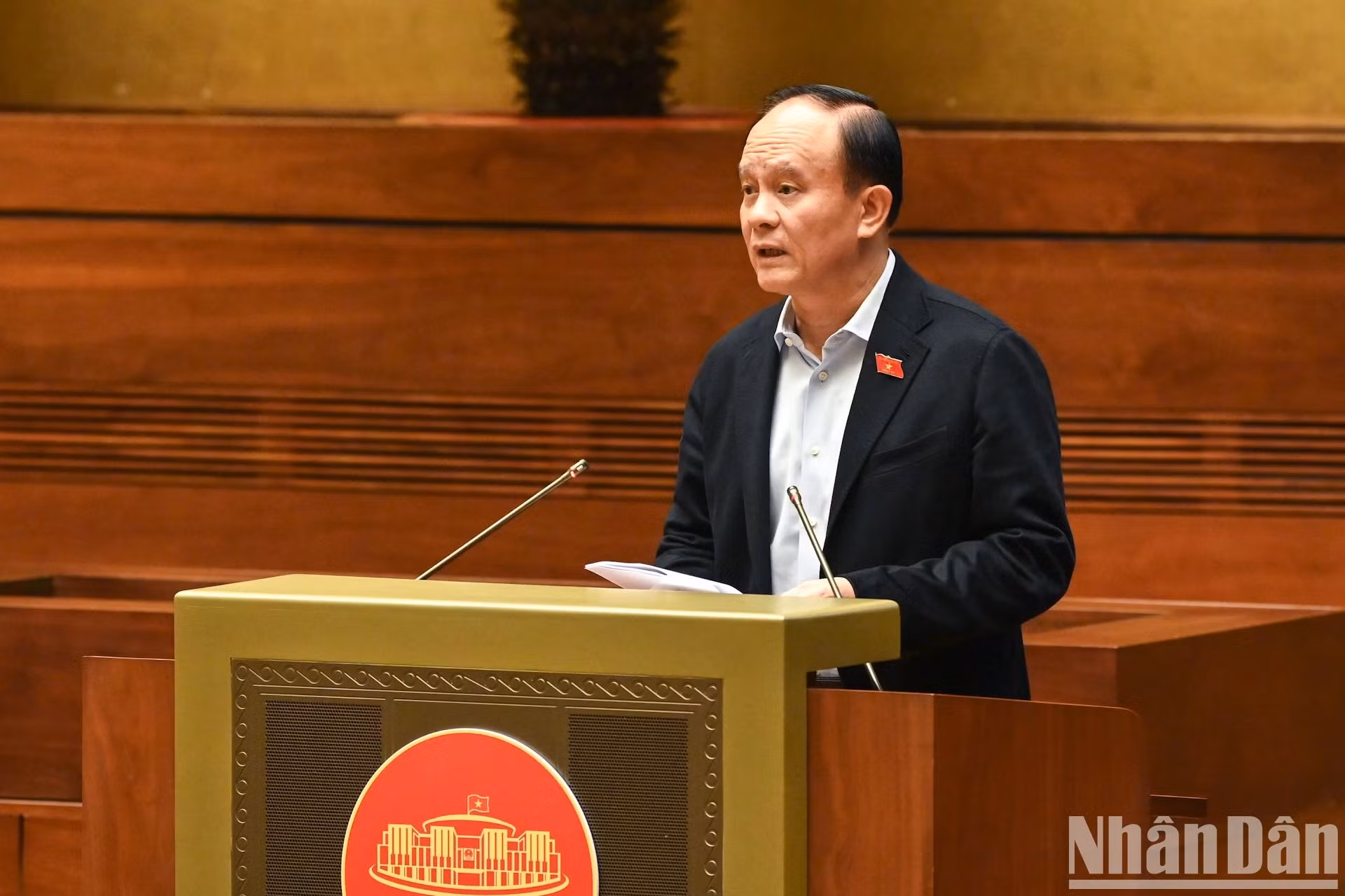河内市人民议会主席阮玉俊作报告。