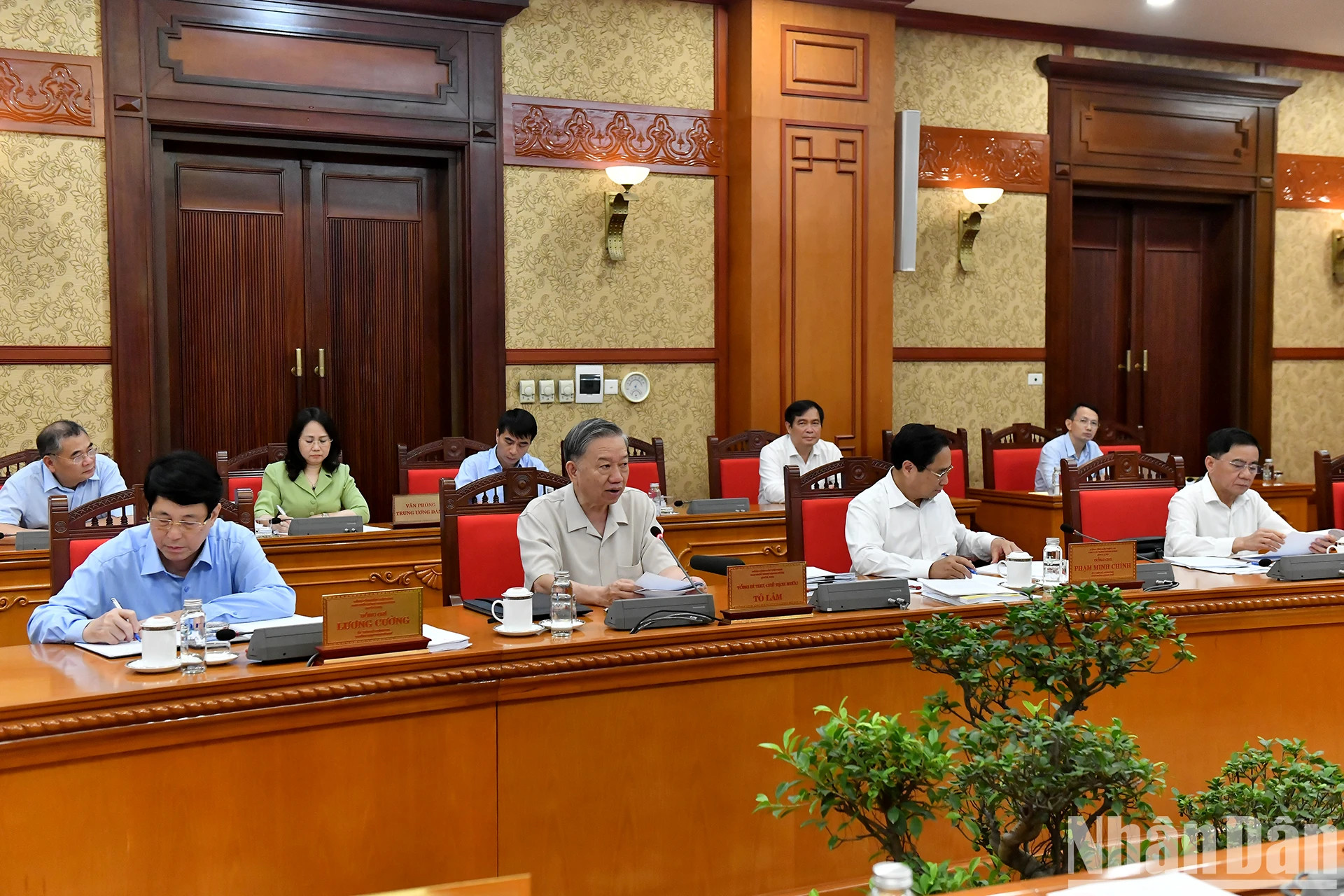 越共中央总书记、国家主席苏林和其他党、国家领导人出席会议。