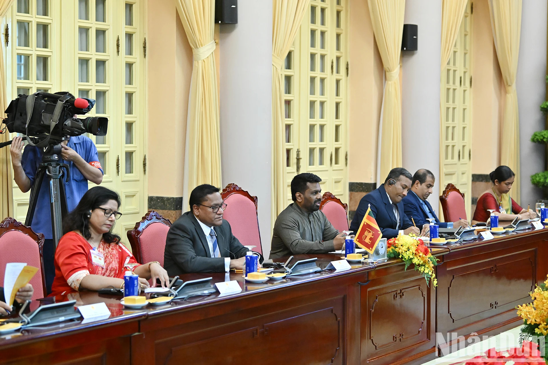 出席会谈的斯方代表团。 出席会谈的斯方代表团。