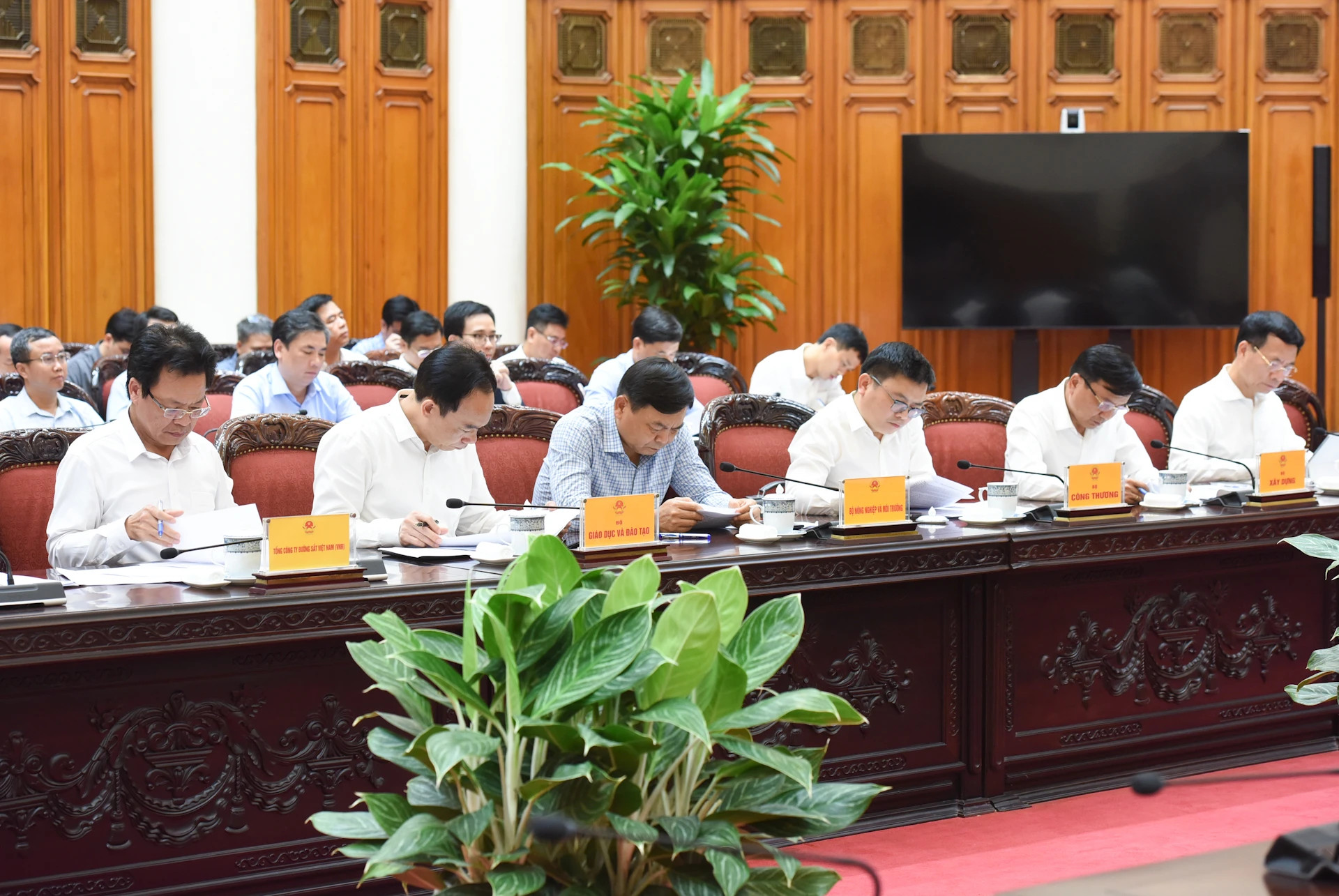 各部委、单位和企业代表出席会议。