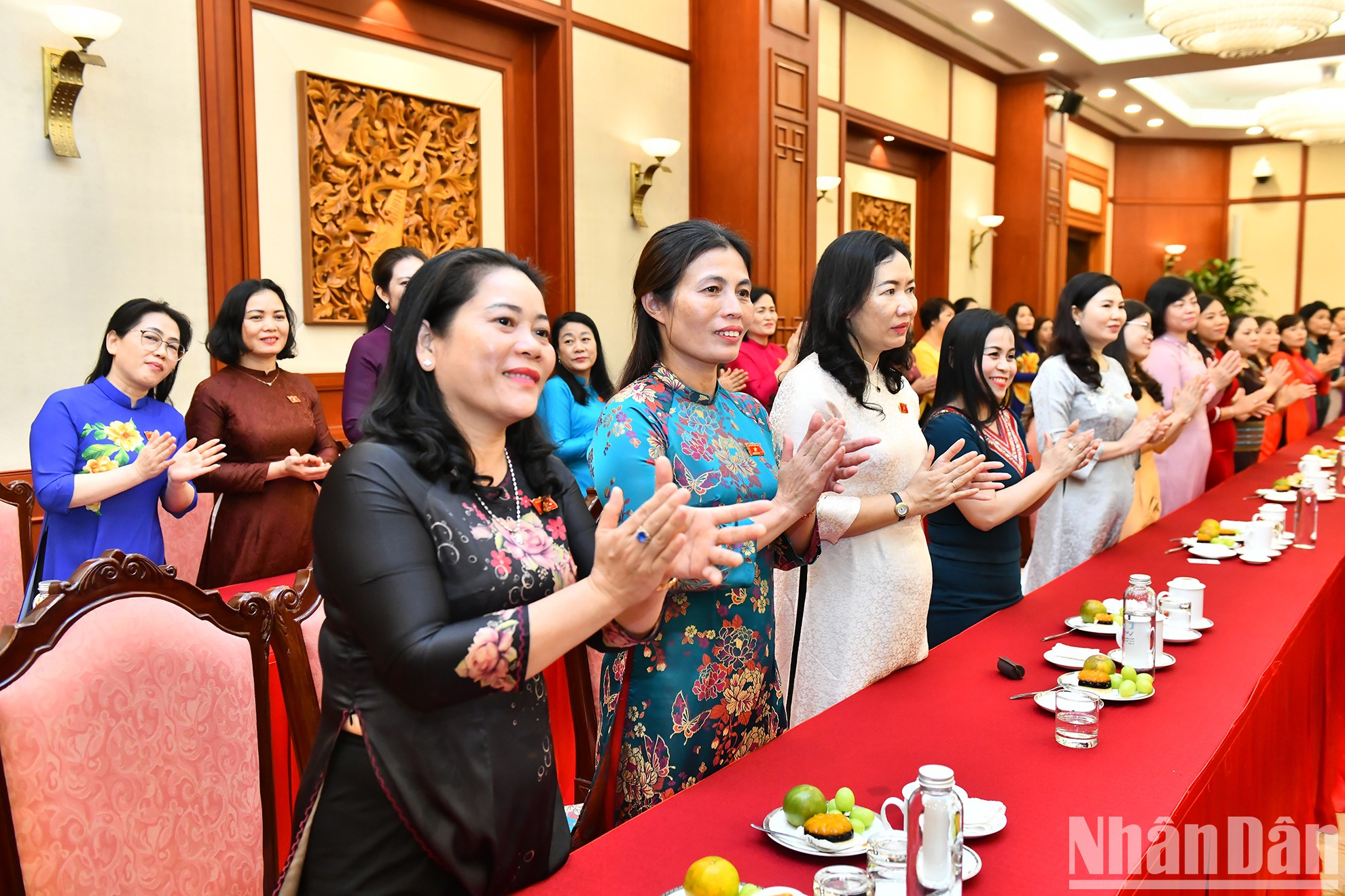 出席见面会的女性国会代表。 出席见面会的女性国会代表。