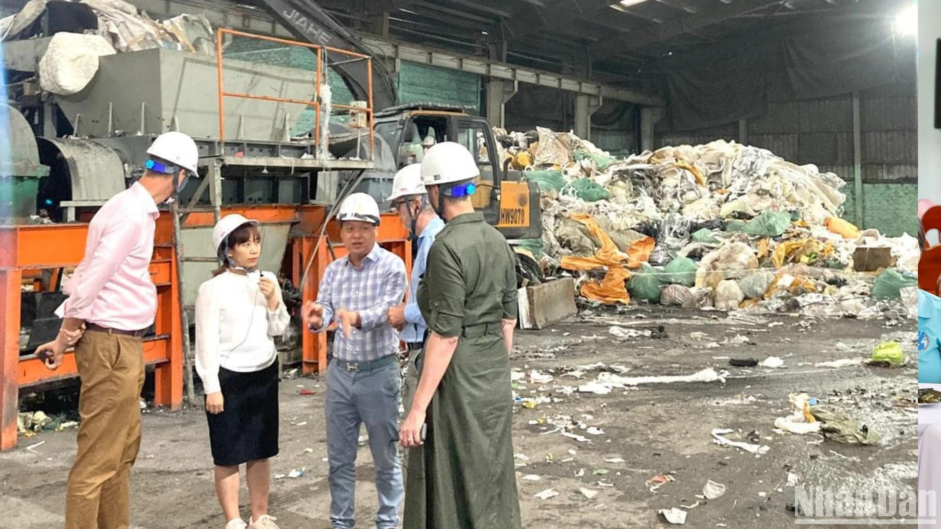 挪威大使希尔德·索尔巴肯参观蓝石水泥厂的废物收集单位。