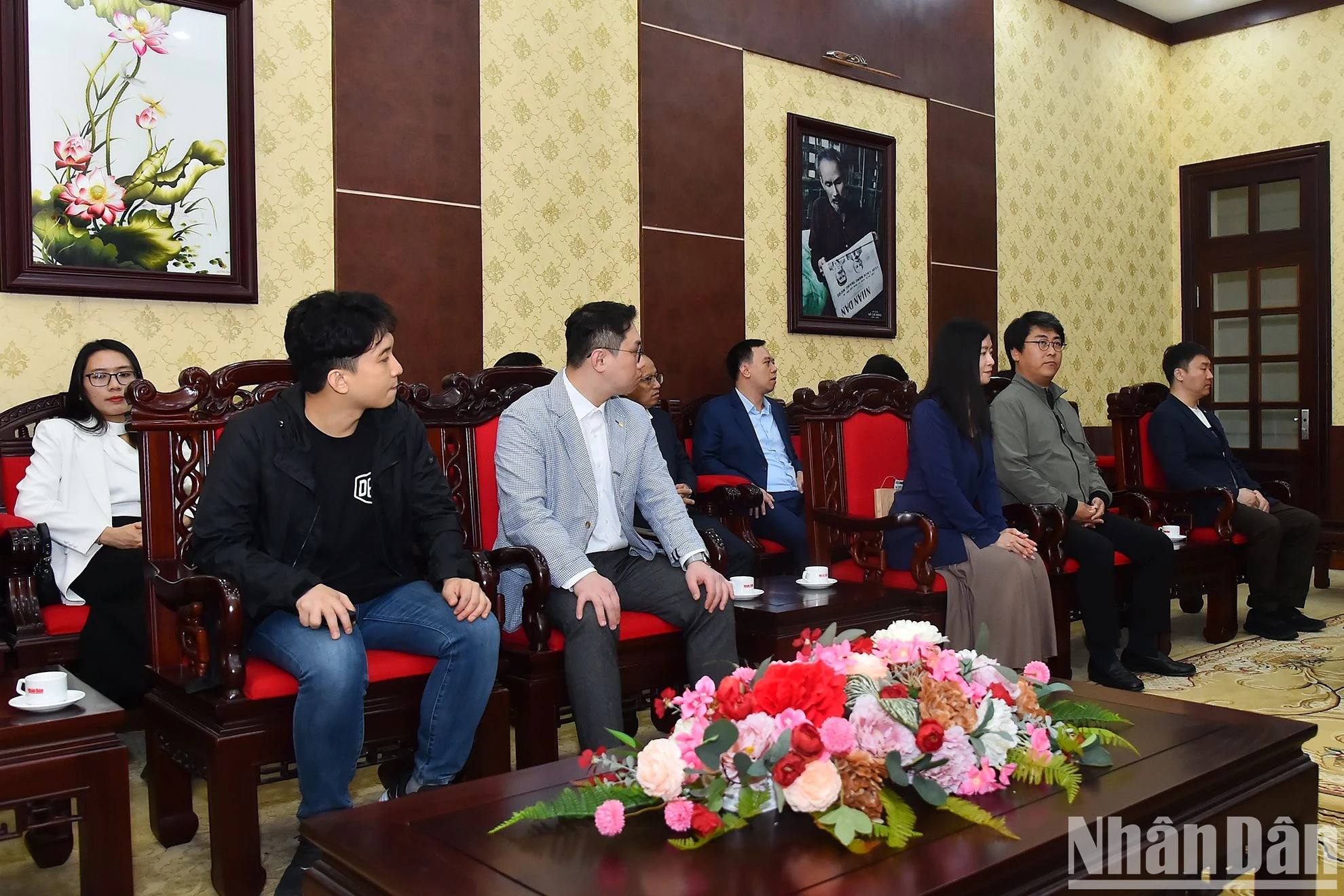 韩国记者协会代表团团员出席会见。 韩国记者协会代表团团员出席会见。