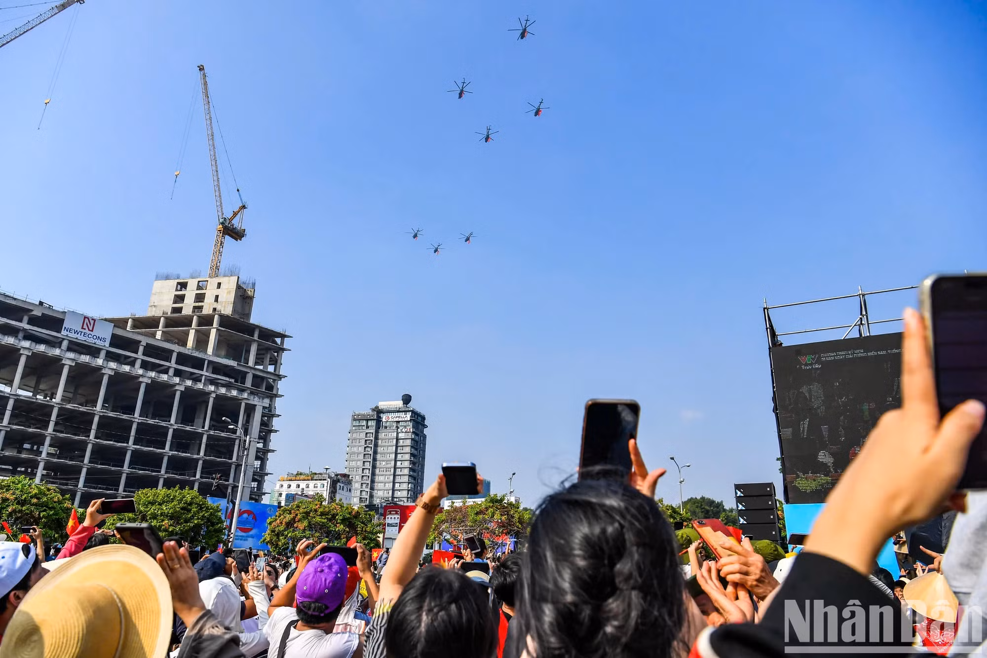 民众心高彩烈地拍下胡志明市天空中令人印象深刻的瞬间。