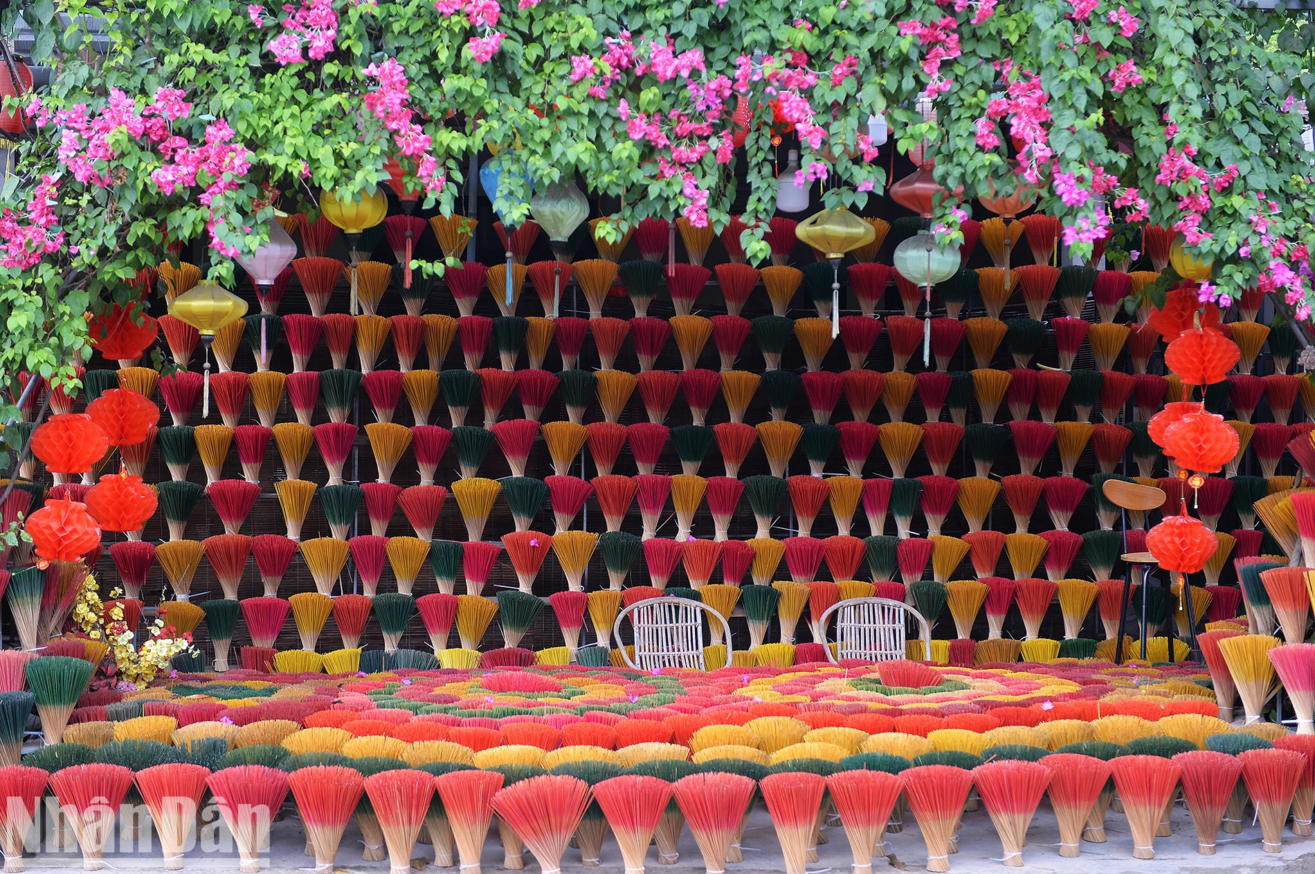 参观和体验拥有700年历史的手工艺村的一角。