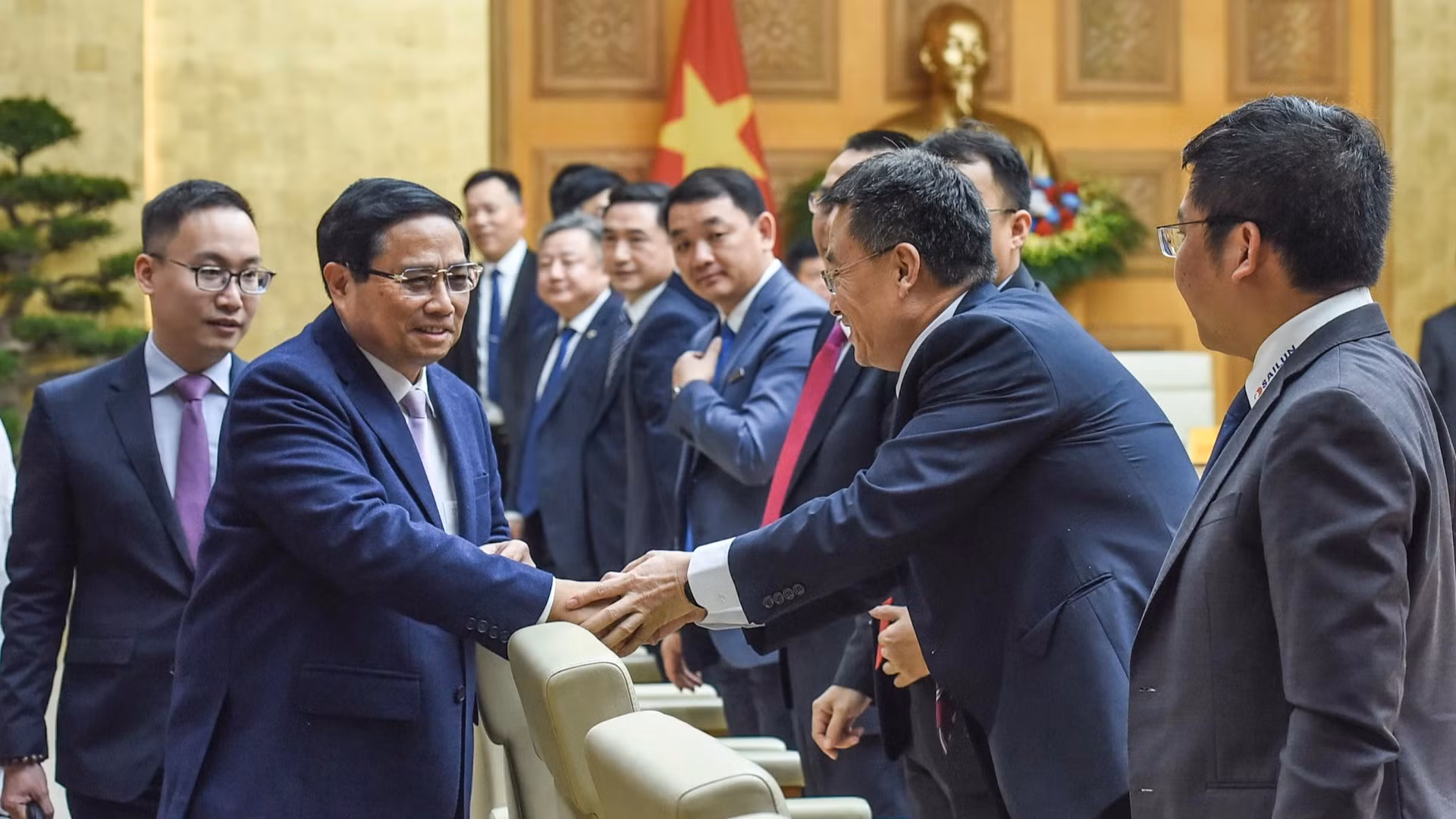 范明正总理和出席座谈会的中国企业代表。