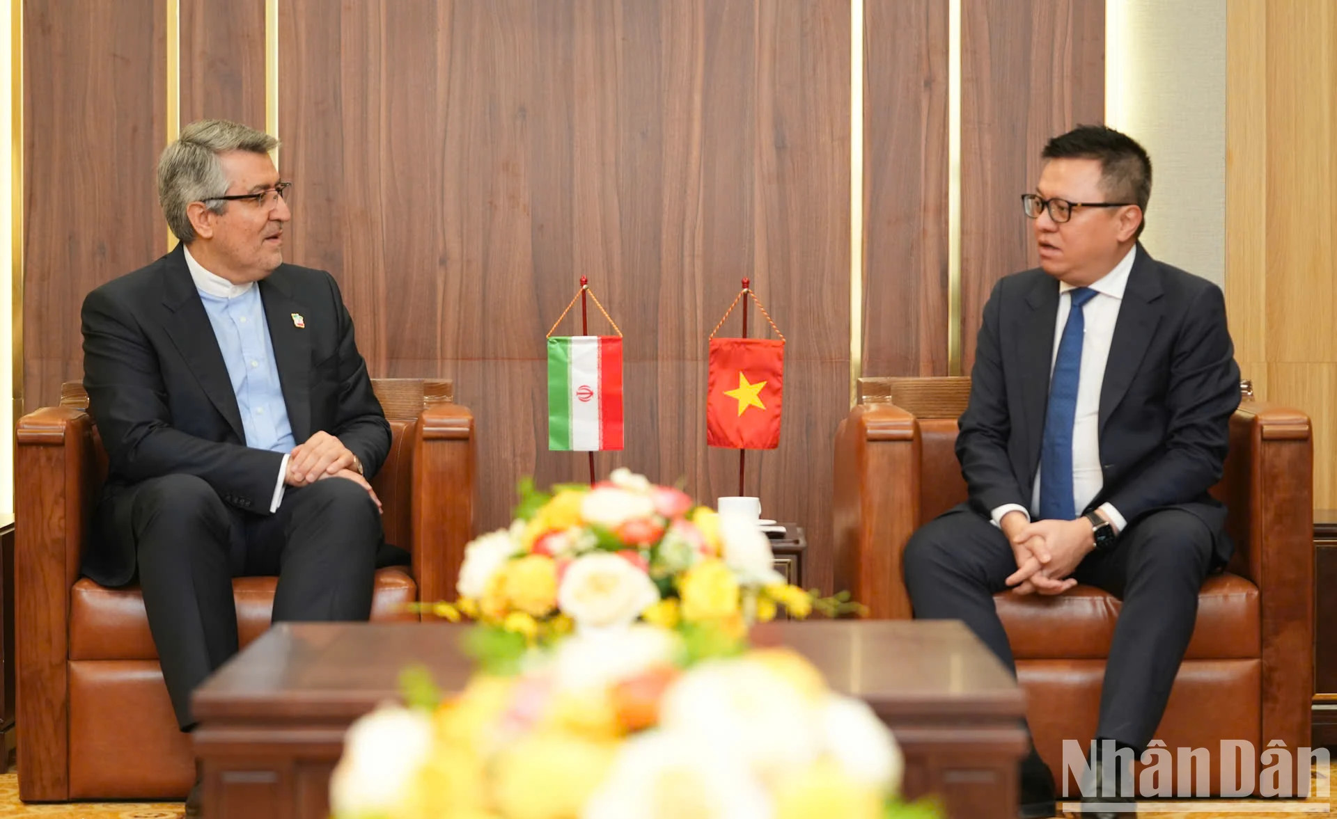 《人民报》社总编辑黎国明会见伊朗驻越南大使阿里·阿克巴尔·纳扎里。