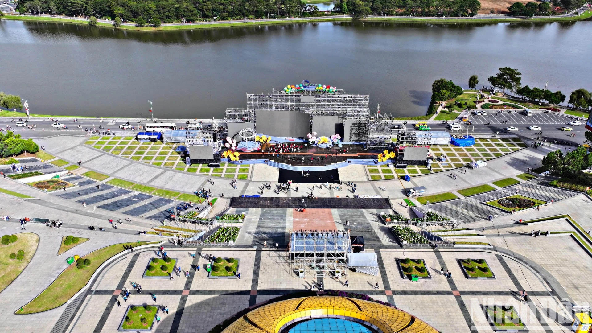 2024年第十届大叻花卉节将于12月5日晚20时在大叻市林园广场举行。 2024年第十届大叻花卉节将于12月5日晚20时在大叻市林园广场举行。