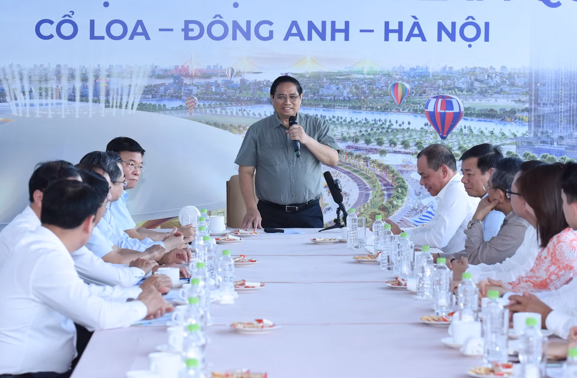 范明正总理会见国家会展中心项目投资方和施工单位代表举行工作会议。