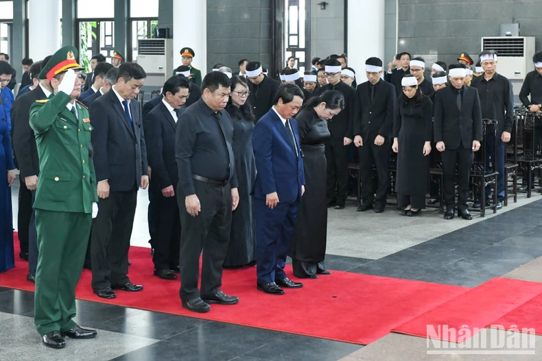 民族委员会代表团吊唁越共中央总书记阮富仲逝世。 民族委员会代表团吊唁越共中央总书记阮富仲逝世。