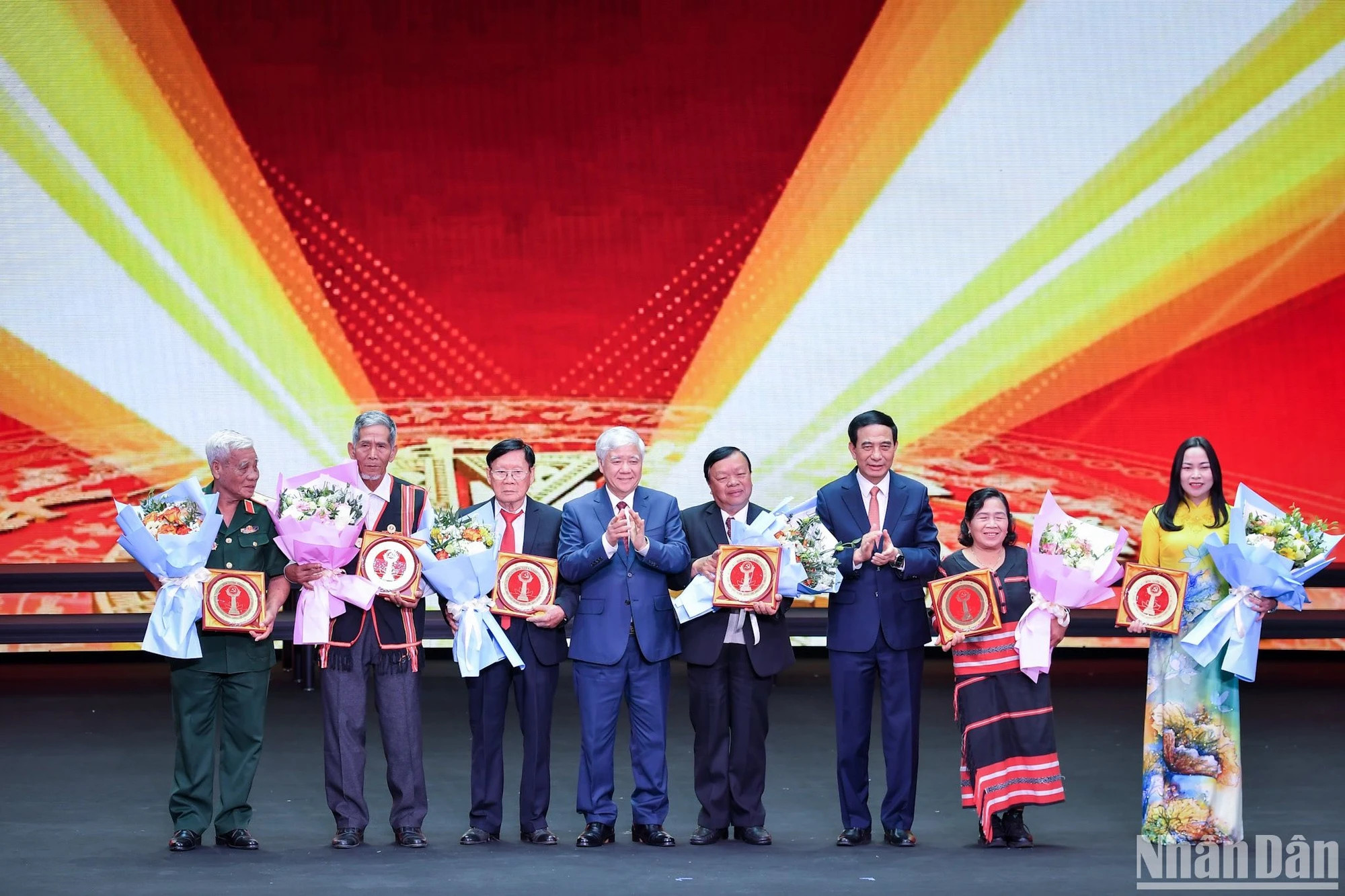 越共中央政治局委员、中央书记处书记、越南祖国阵线中央委员会主席杜文战和越共中央政治局委员、国防部部长潘文江大将向获奖作品中的7名模范党员送花和颁发证书。 越共中央政治局委员、中央书记处书记、越南祖国阵线中央委员会主席杜文战和越共中央政治局委员、国防部部长潘文江大将向获奖作品中的7名模范党员送花和颁发证书。