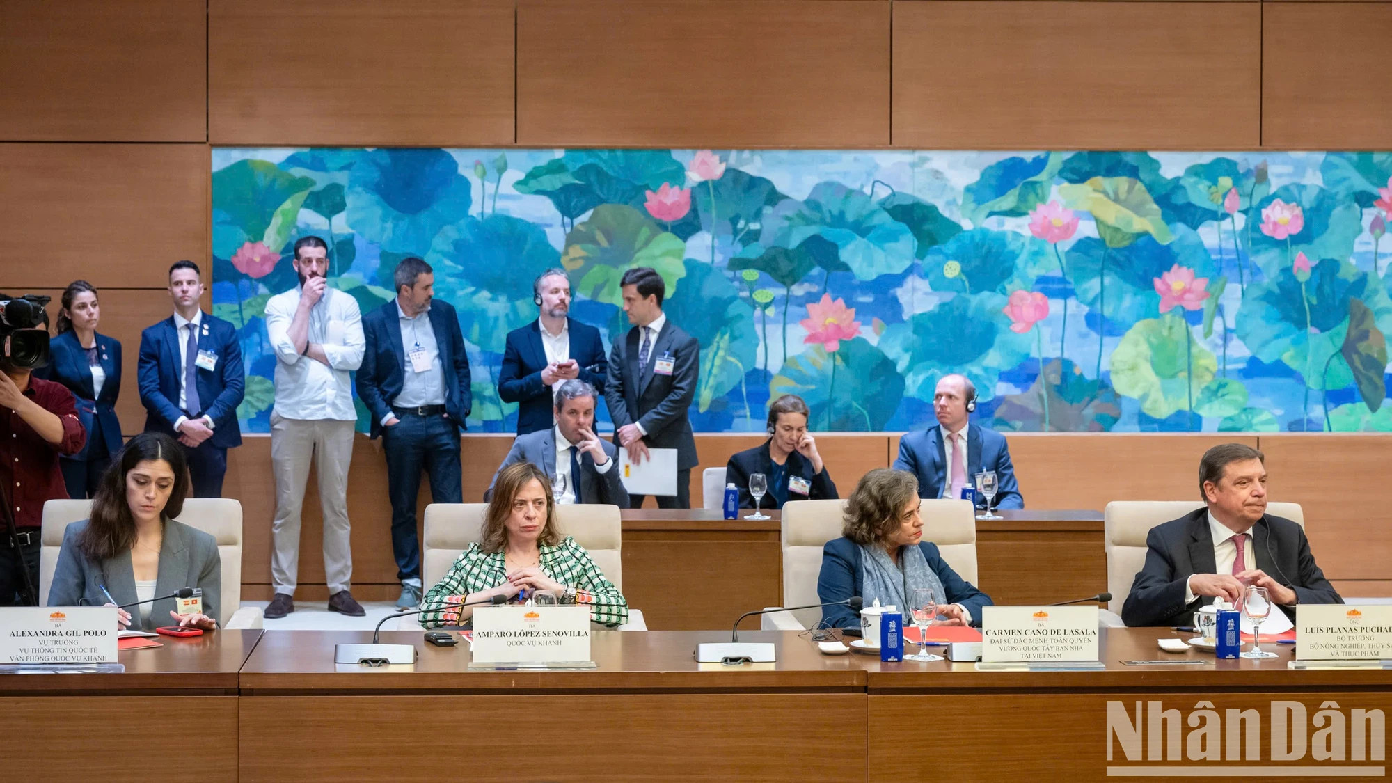 出席会见的西班牙代表团。