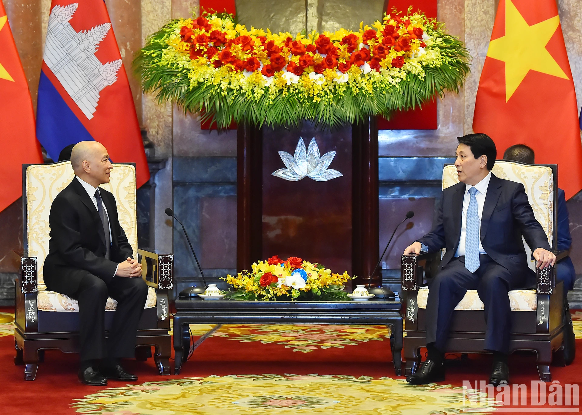 越南国家主席梁强会见柬埔寨国王诺罗敦·西哈莫尼。 越南国家主席梁强会见柬埔寨国王诺罗敦·西哈莫尼。