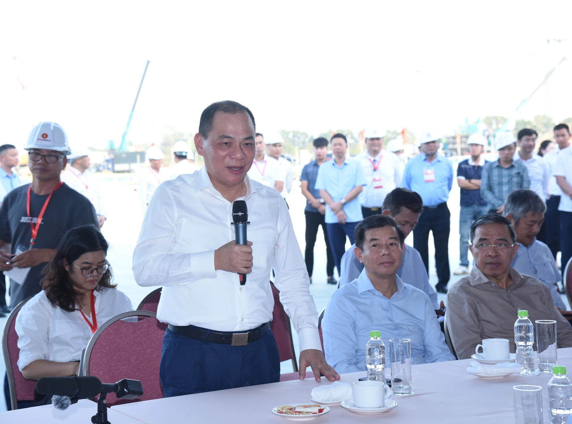 Vingroup领导在工作会议上向政府总理做了汇报。