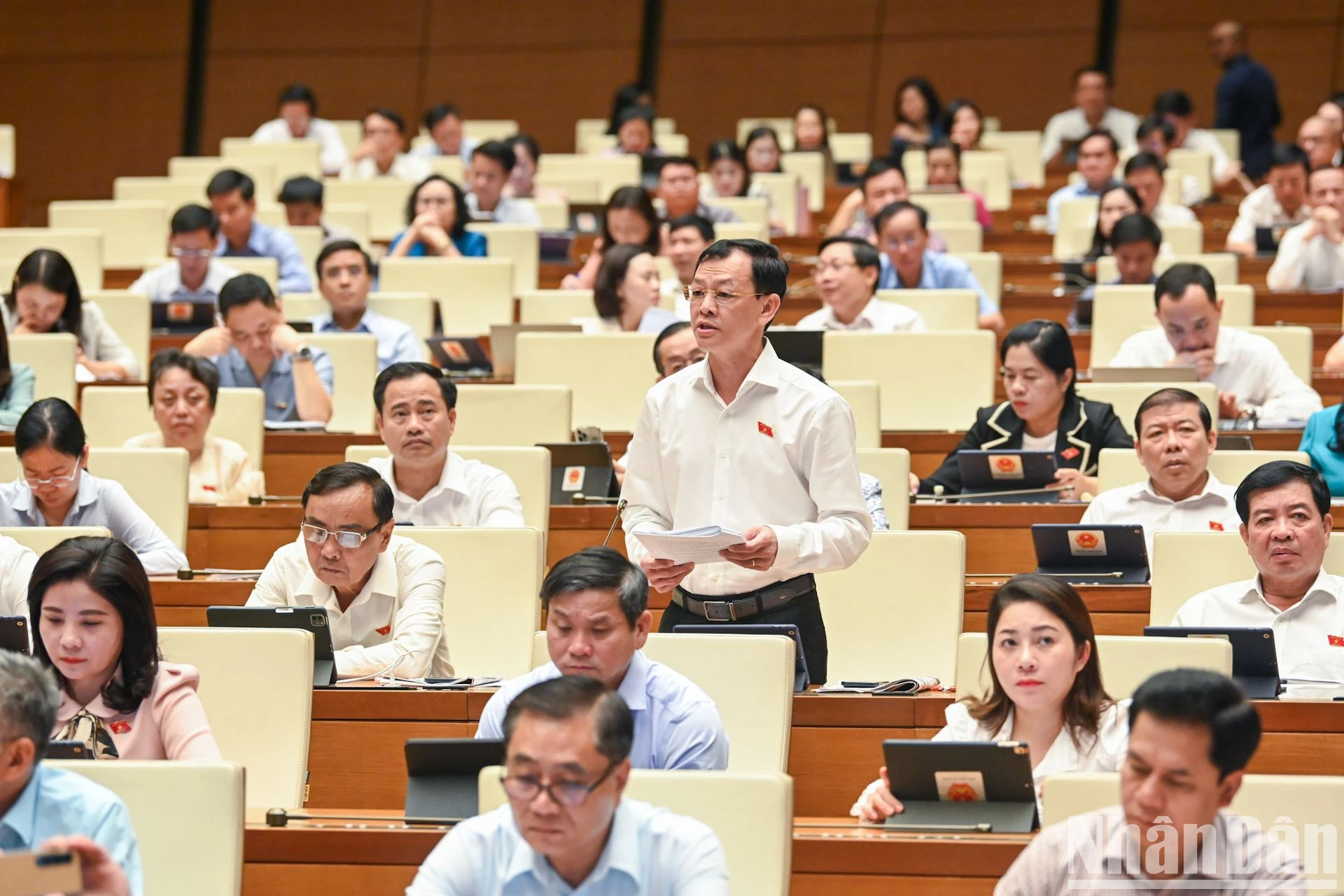胡志明市国会代表阮知识发表讨论意见。 胡志明市国会代表阮知识发表讨论意见。