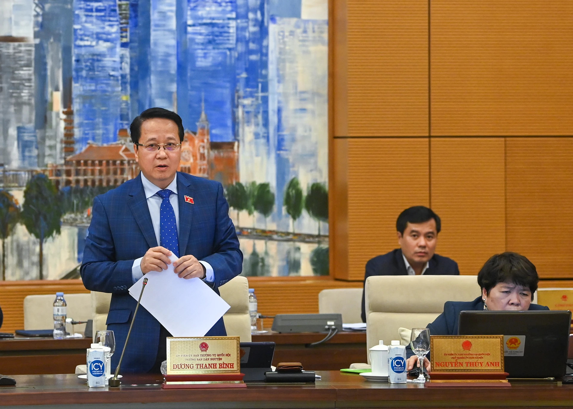 民愿委员会副主任黄英功作报告。